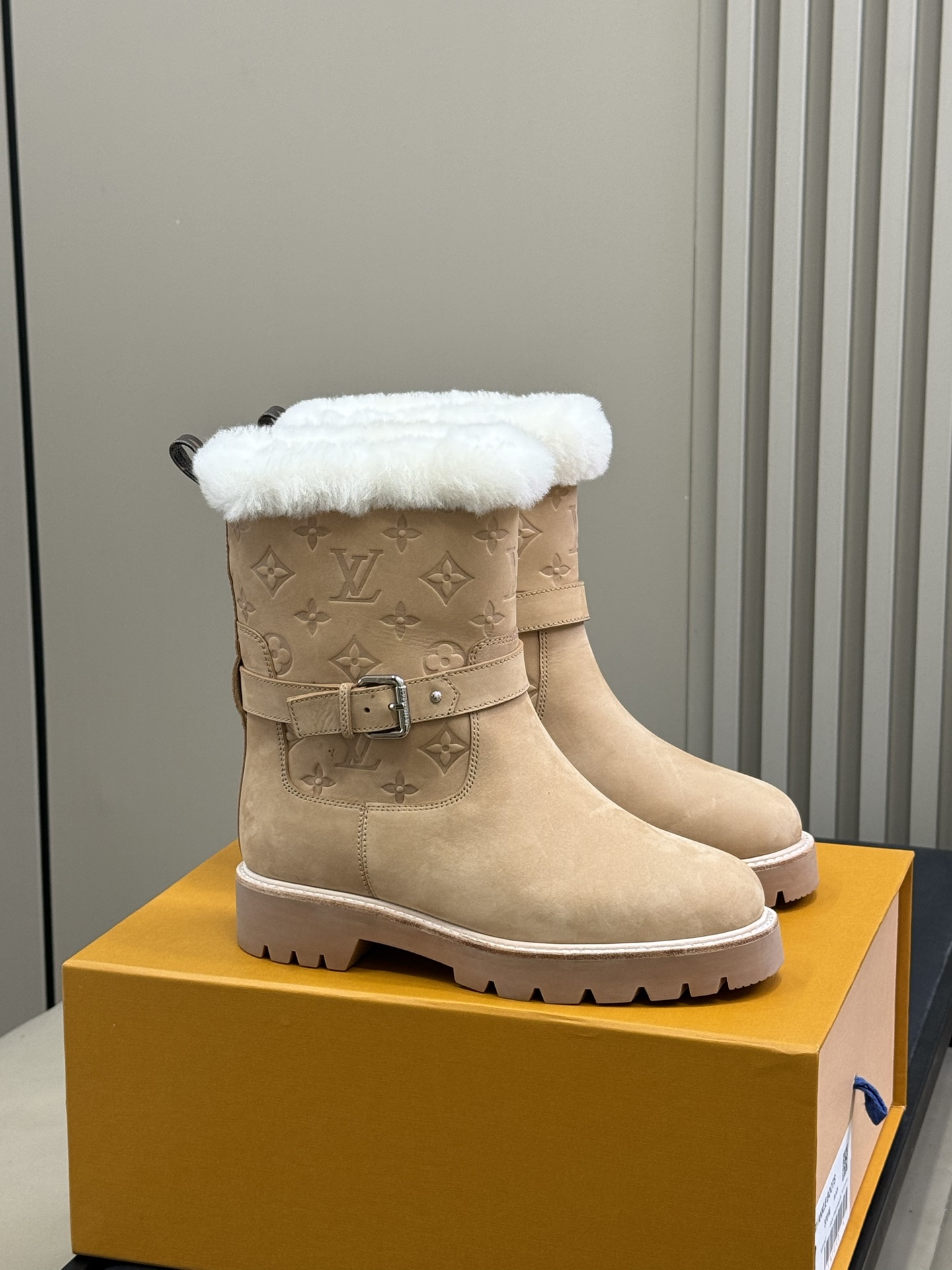 Bagsaaa L0vis Vvtt0n Territory ankle boot in beige 