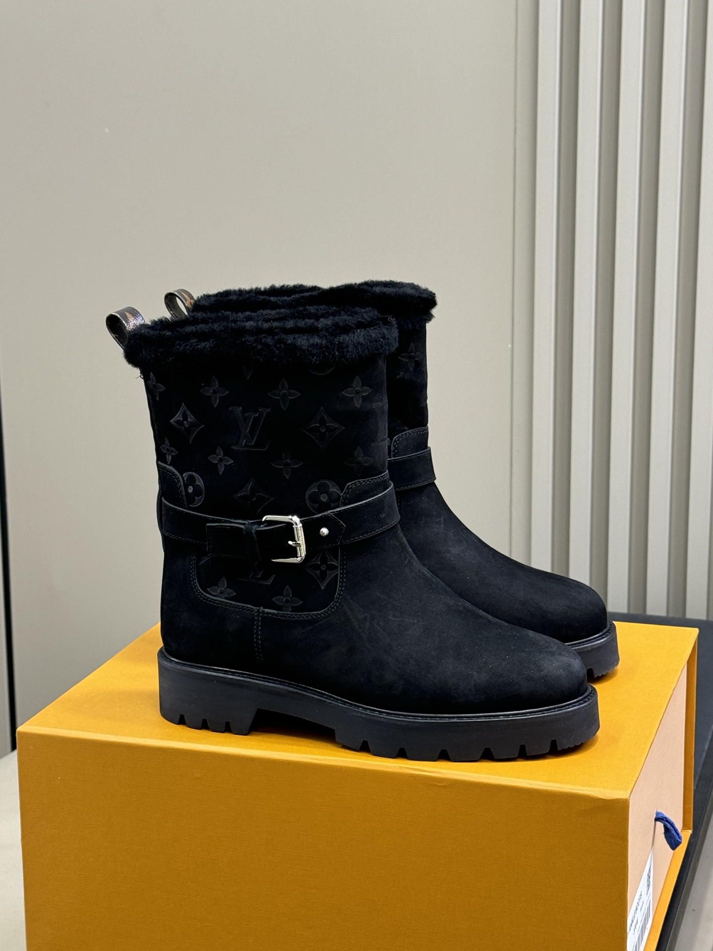 Bagsaaa L0vis Vvtt0n Territory ankle boot in black