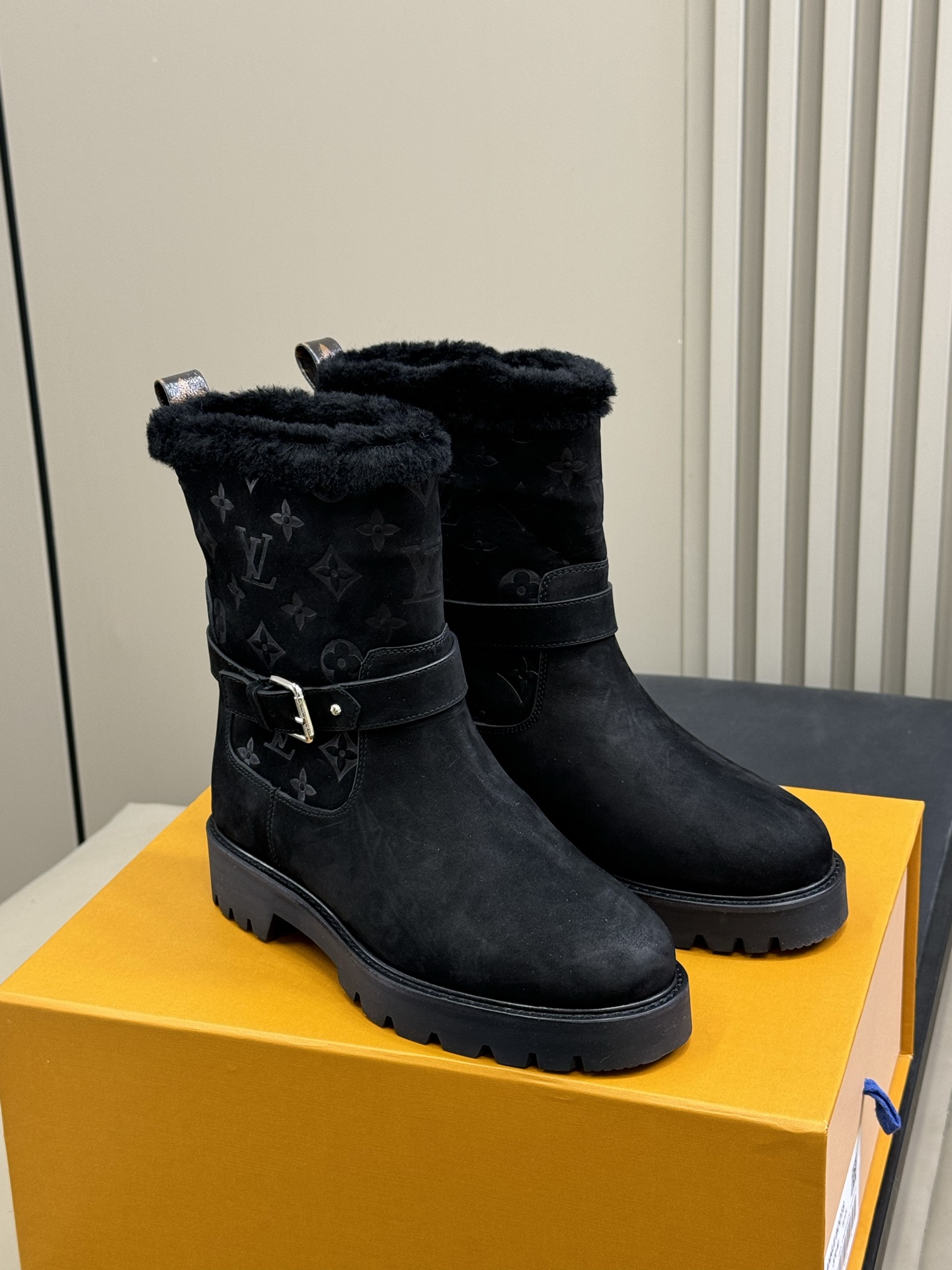 Bagsaaa L0vis Vvtt0n Territory ankle boot in black