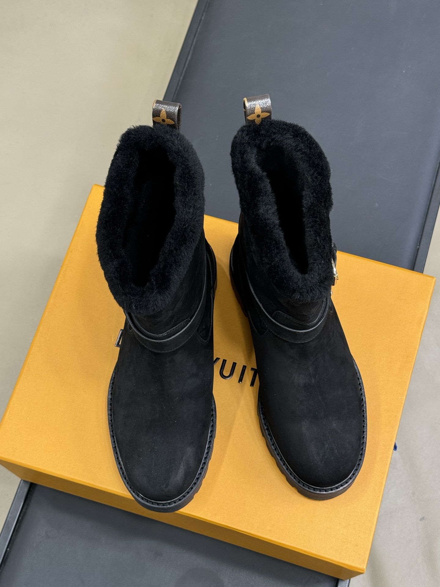 Bagsaaa L0vis Vvtt0n Territory ankle boot in black