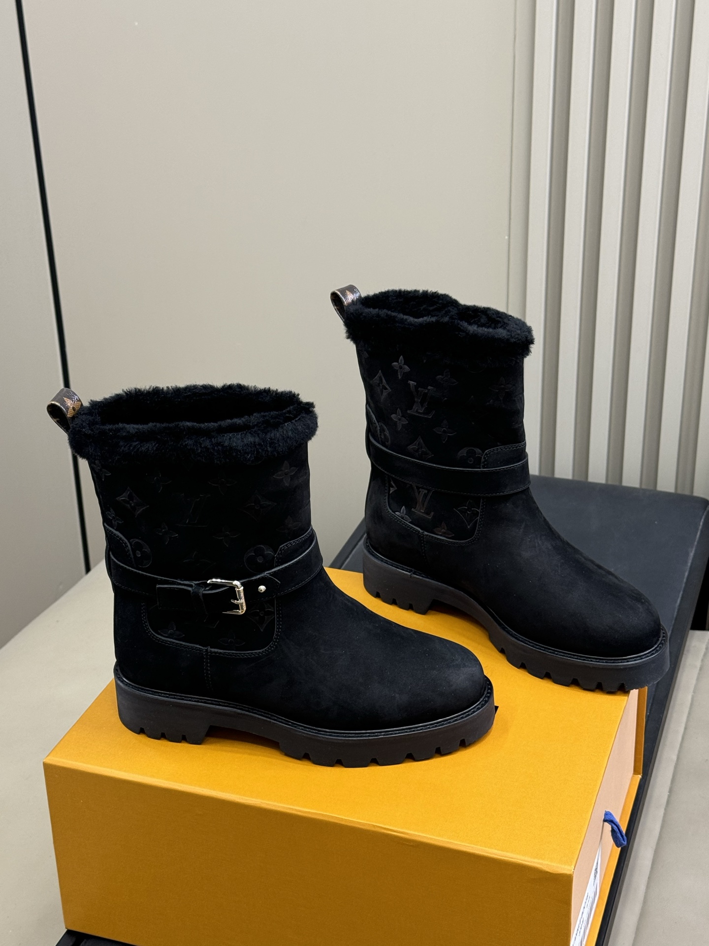 Bagsaaa L0vis Vvtt0n Territory ankle boot in black