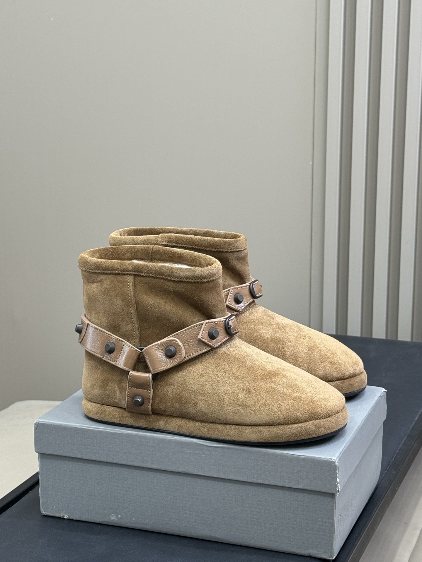 Bagsaaa Ba1en*iaga Alaska studded-strap soft boots in beige calf suede