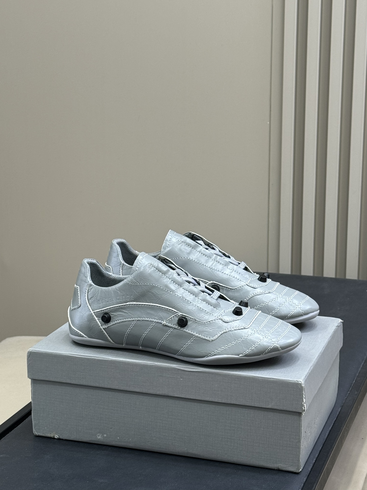 Bagsaaa Ba1en*iaga City sneaker in silver metallic leather