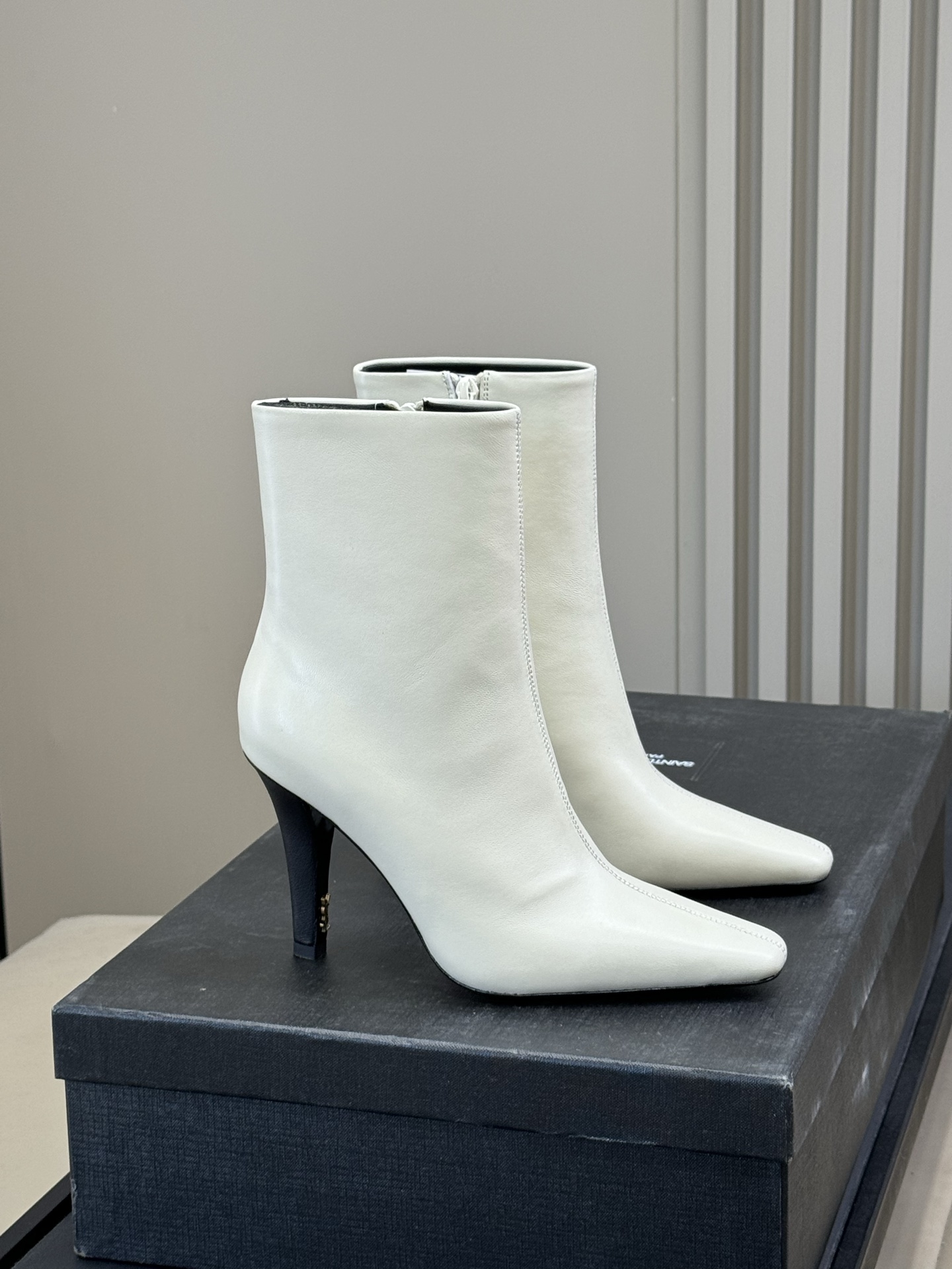 Bagsaaa Y51 Sa1nt Lau*nt Jill smooth leather ankle boot in white