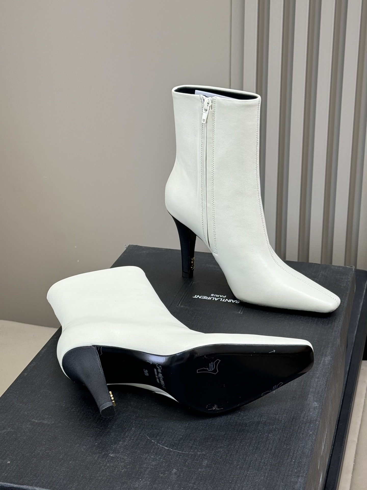 Bagsaaa Y51 Sa1nt Lau*nt Jill smooth leather ankle boot in white