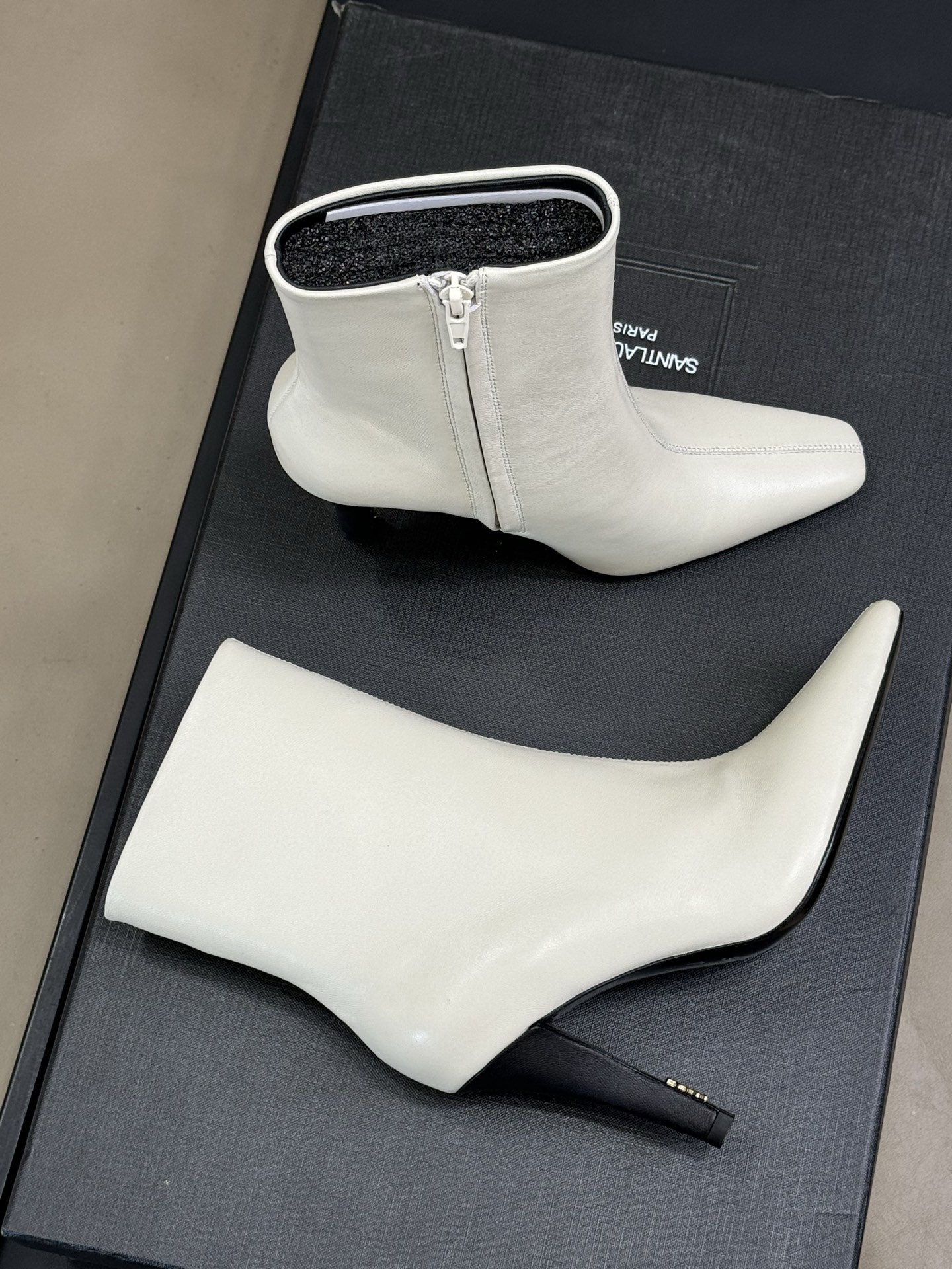 Bagsaaa Y51 Sa1nt Lau*nt Jill smooth leather ankle boot in white
