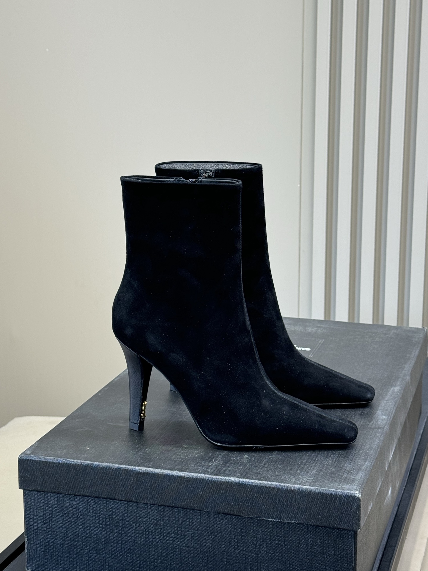 Bagsaaa Y51 Sa1nt Lau*nt ankle boot in black suede