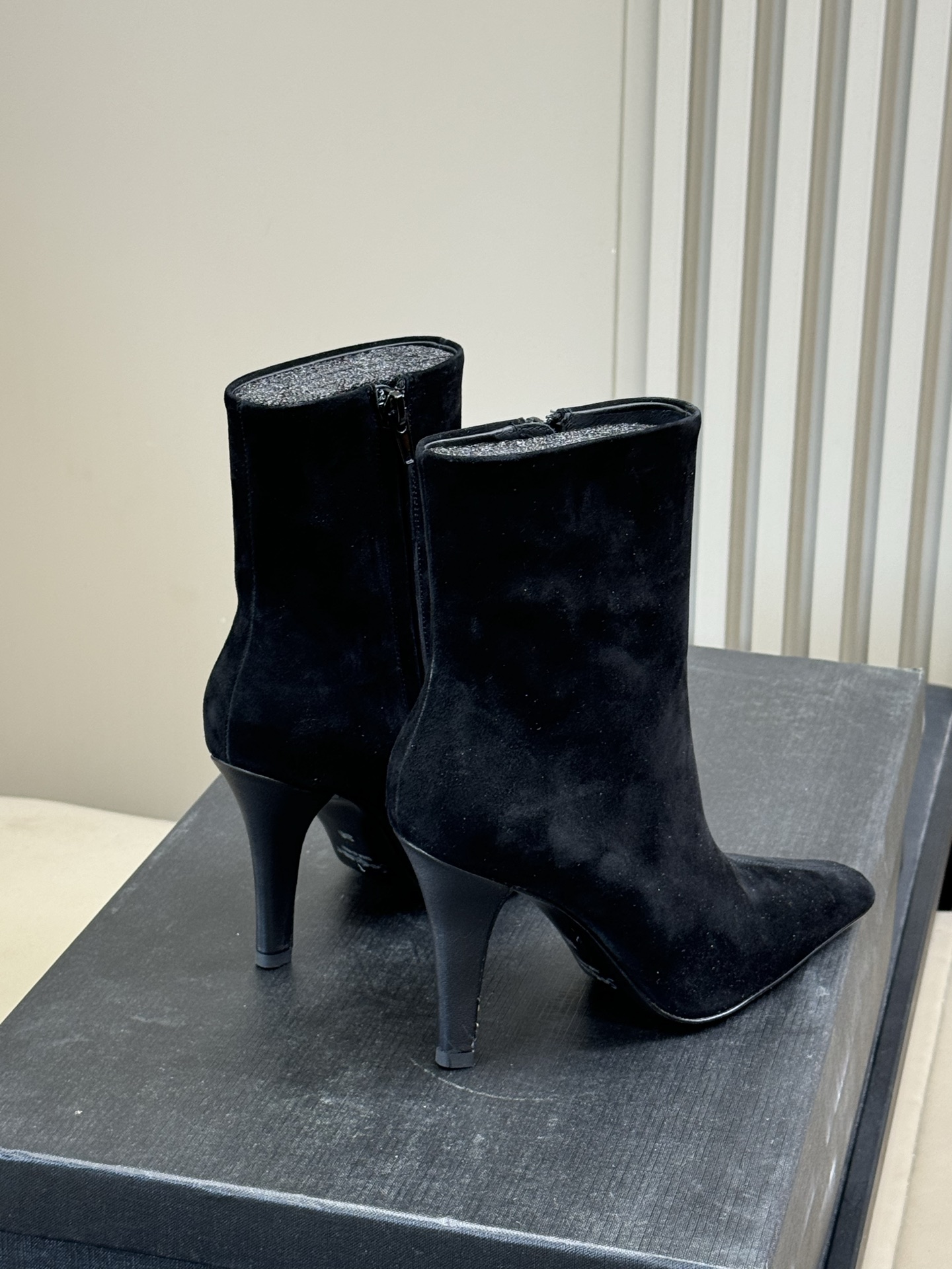 Bagsaaa Y51 Sa1nt Lau*nt ankle boot in black suede