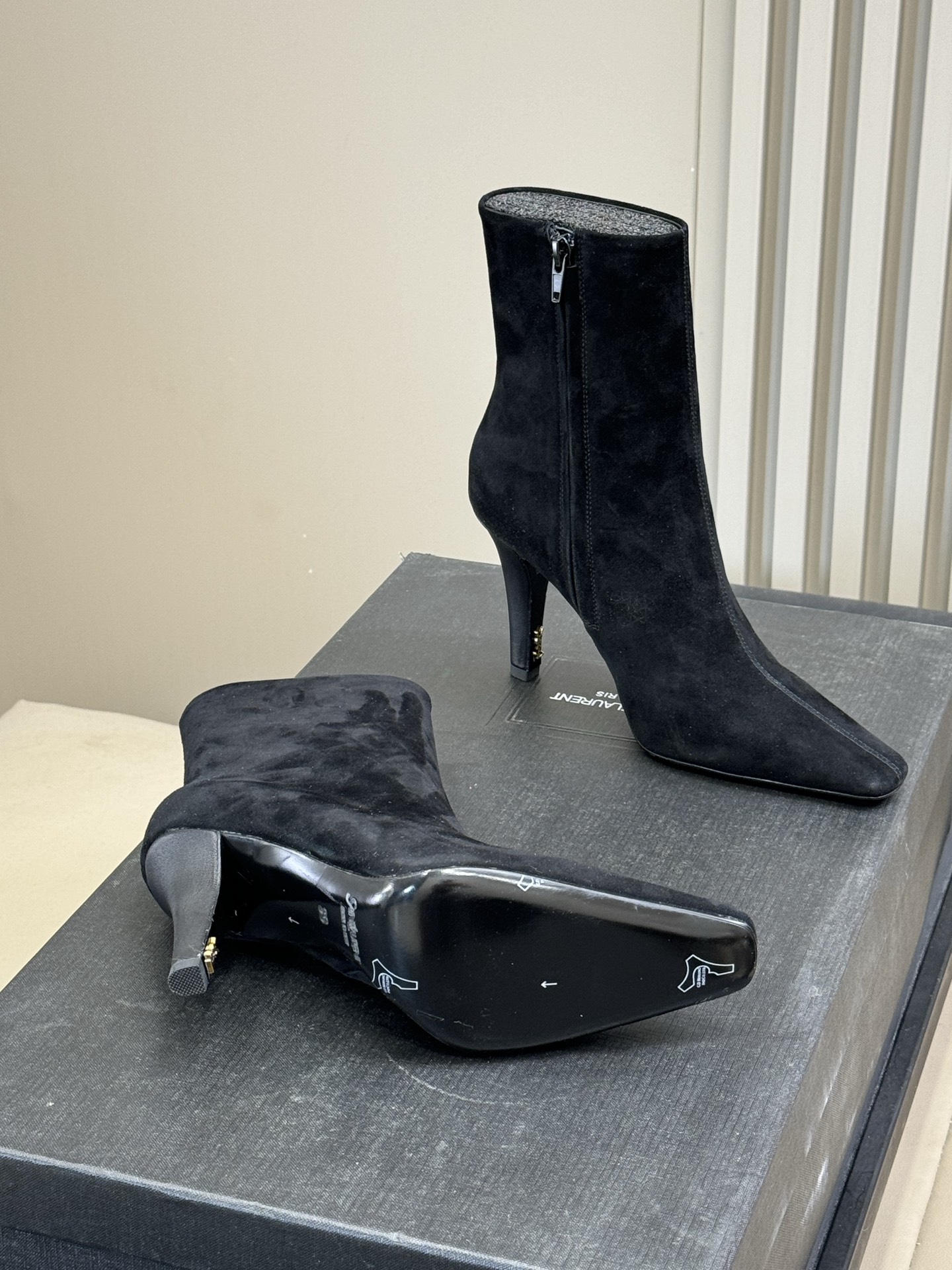 Bagsaaa Y51 Sa1nt Lau*nt ankle boot in black suede