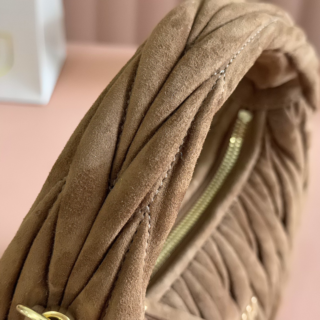 Bagsaaa Miu Miu Wander matelassé suede bag 5BC125 dark brown - 20cm
