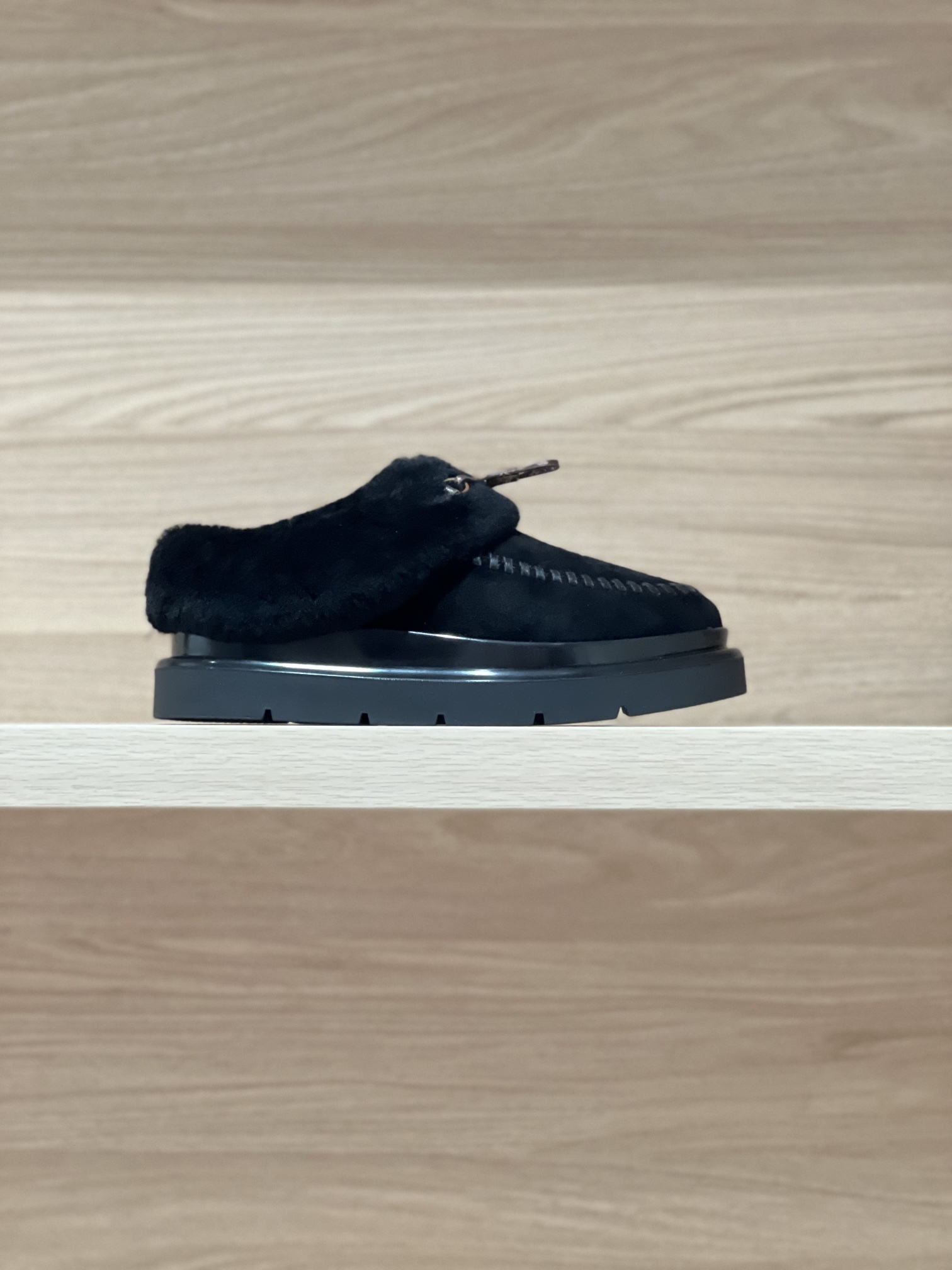 Bagsaaa L0vis Vvtt0n Cortina Closed Mule in black suede