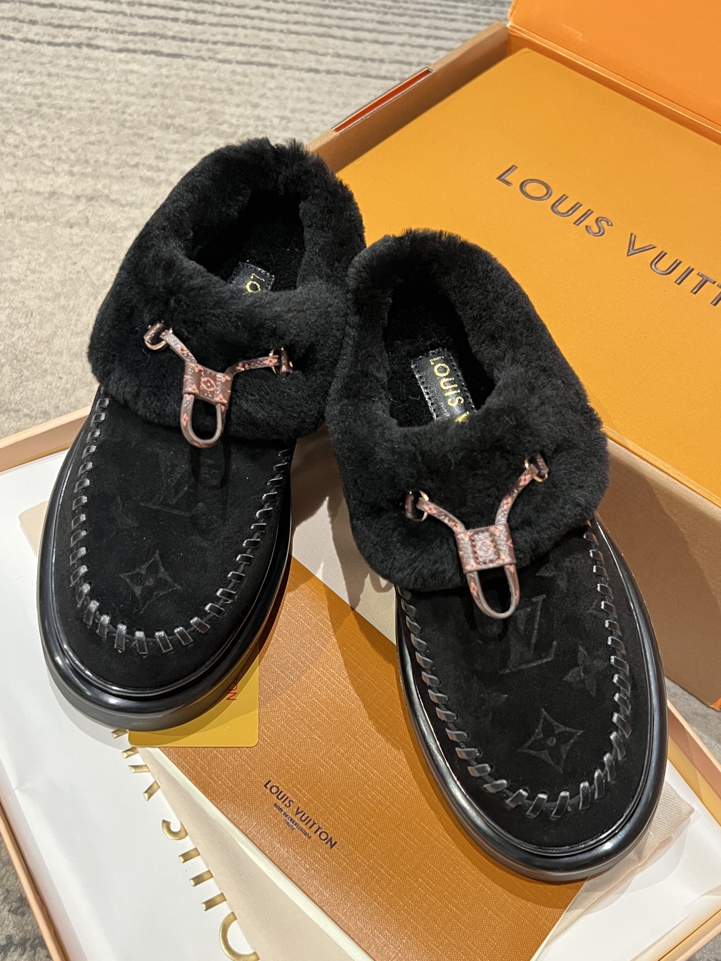 Bagsaaa L0vis Vvtt0n Cortina Closed Mule in black suede