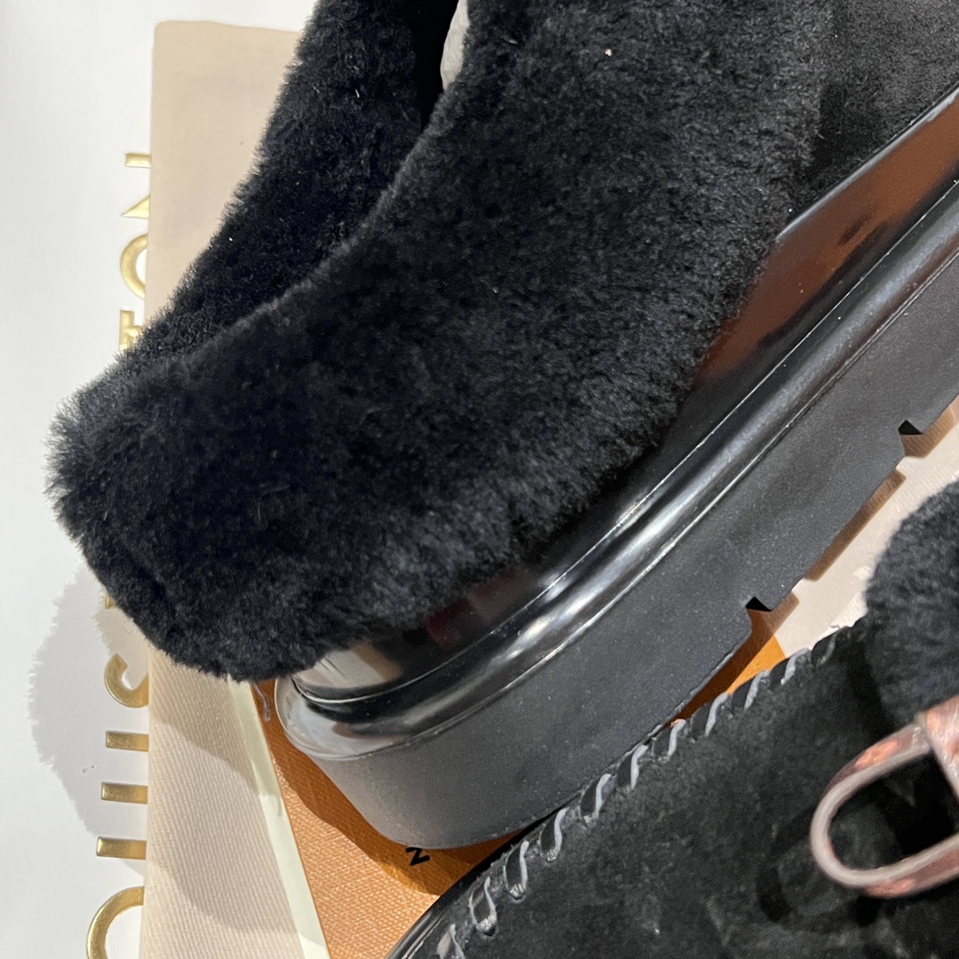 Bagsaaa L0vis Vvtt0n Cortina Closed Mule in black suede