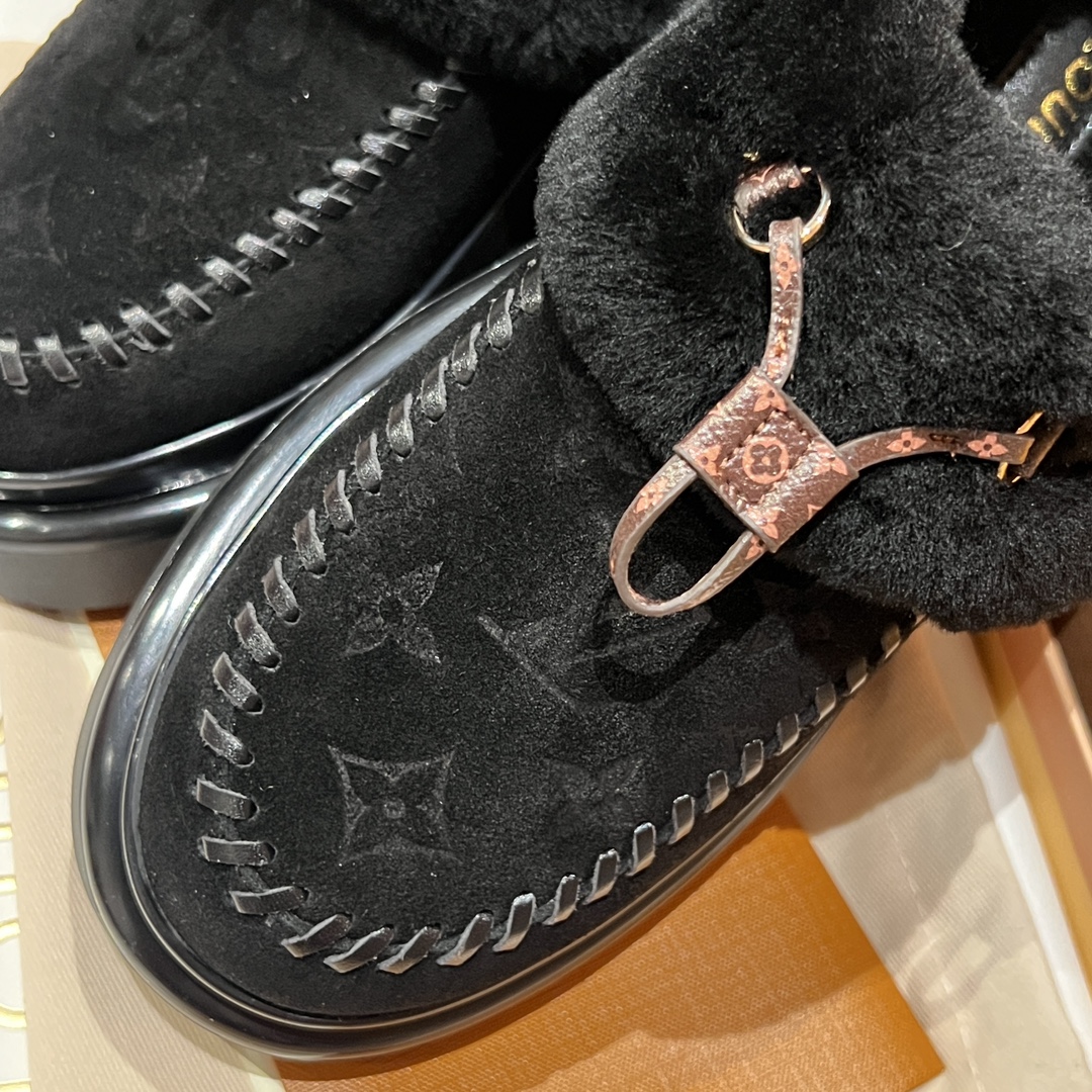 Bagsaaa L0vis Vvtt0n Cortina Closed Mule in black suede