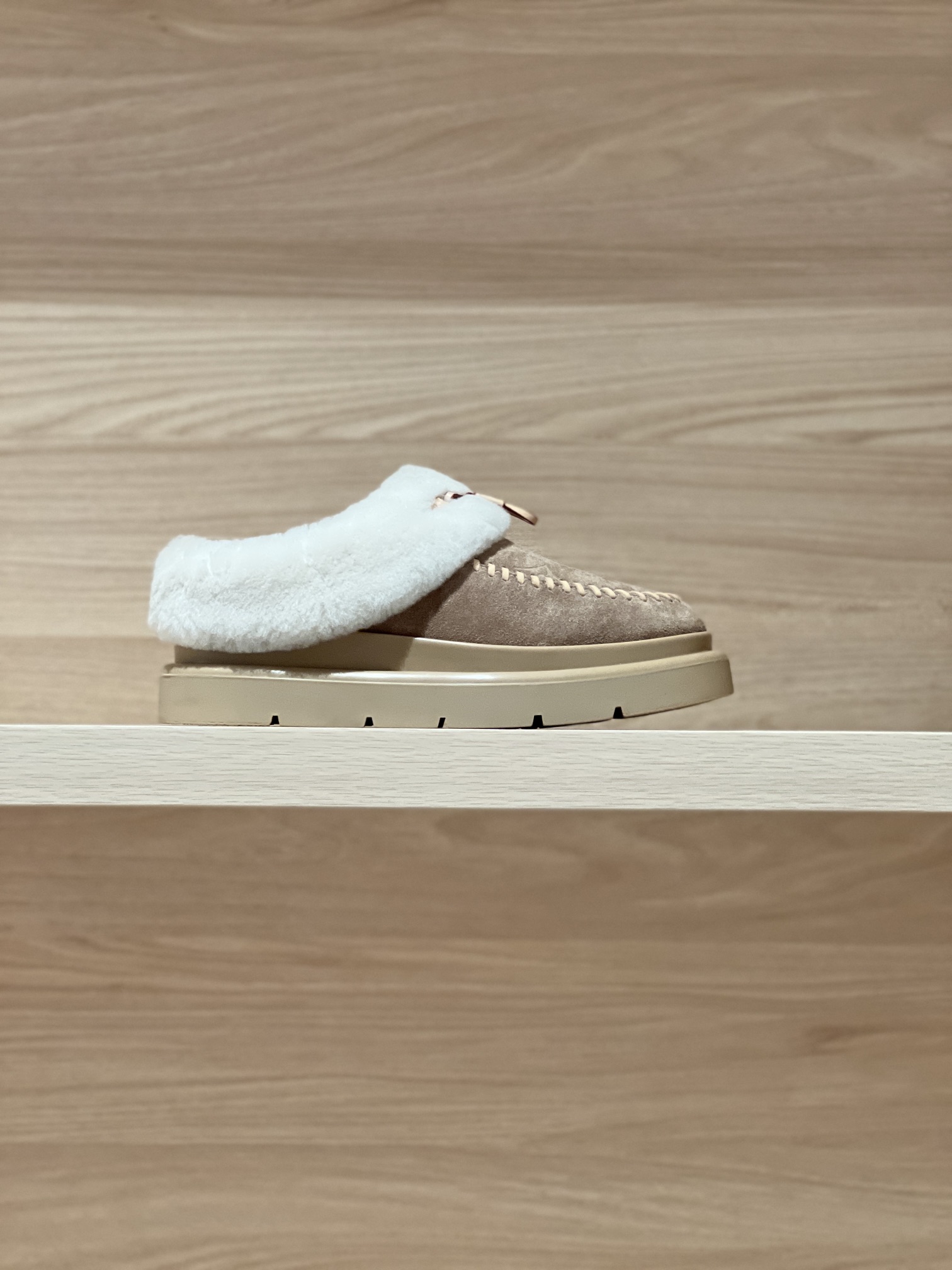 Bagsaaa L0vis Vvtt0n Cortina Closed Mule in beige suede