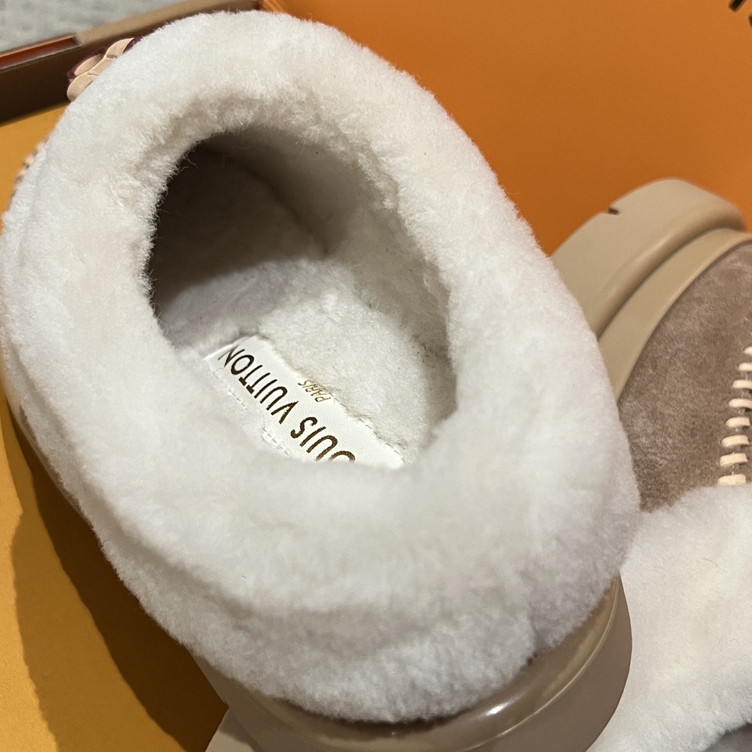 Bagsaaa L0vis Vvtt0n Cortina Closed Mule in beige suede