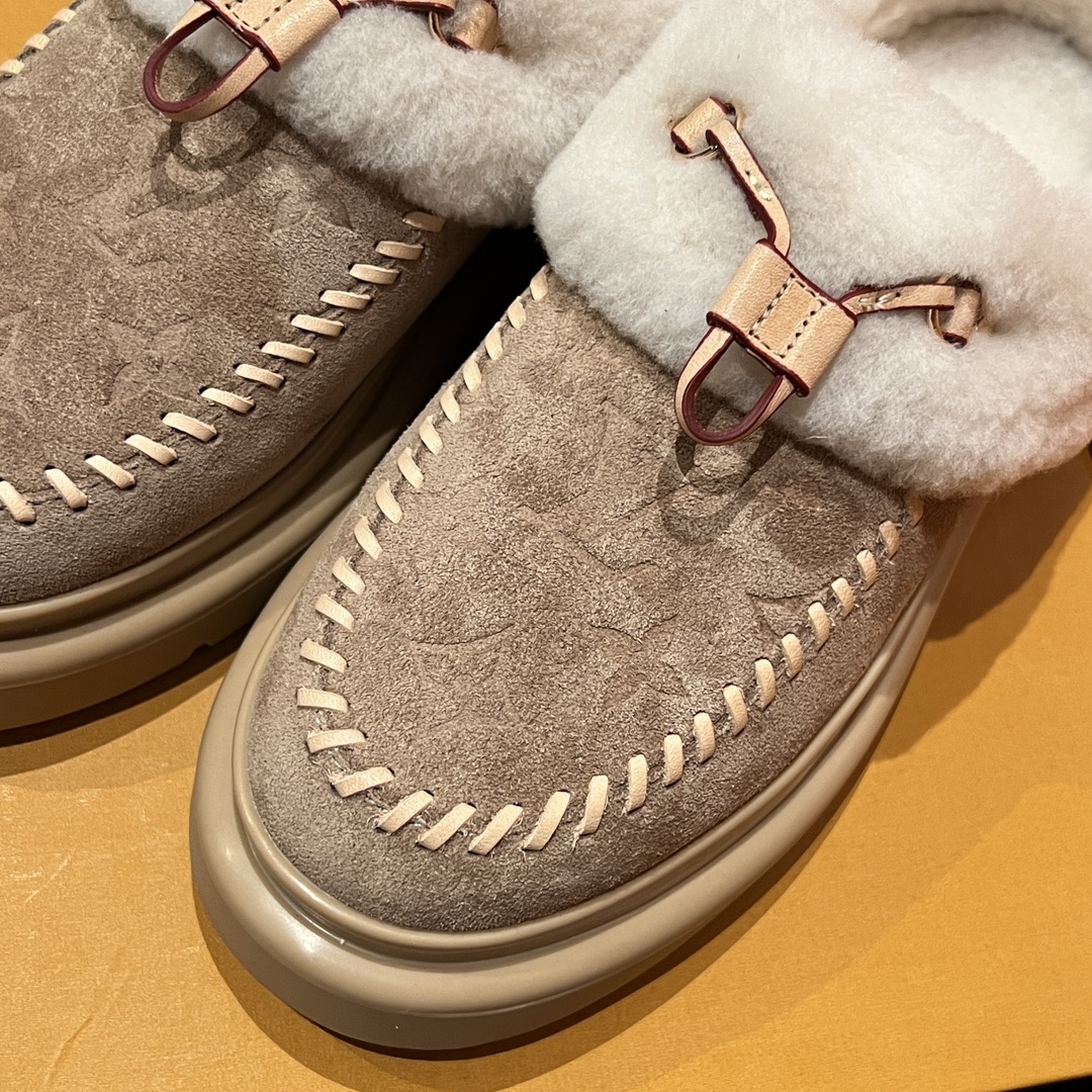 Bagsaaa L0vis Vvtt0n Cortina Closed Mule in beige suede
