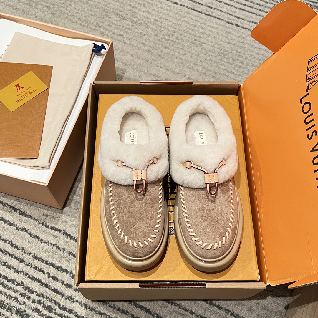 Bagsaaa L0vis Vvtt0n Cortina Closed Mule in beige suede