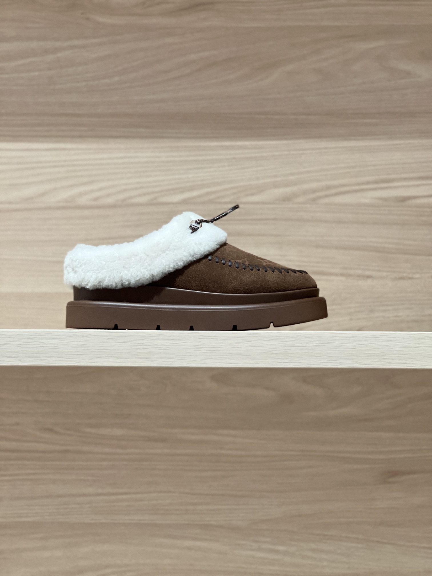 Bagsaaa L0vis Vvtt0n Cortina Closed Mule in brown suede