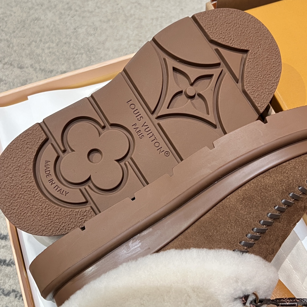 Bagsaaa L0vis Vvtt0n Cortina Closed Mule in brown suede