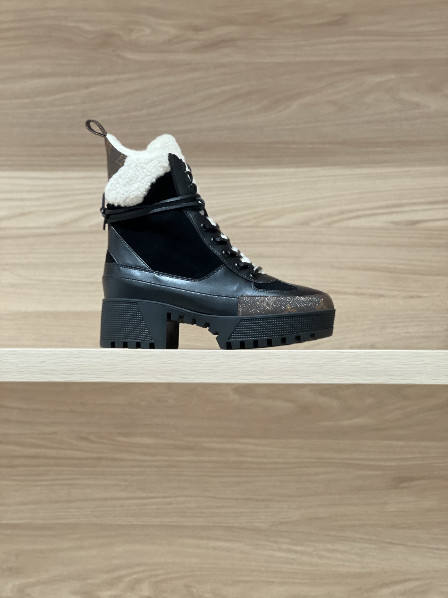 Bagsaaa L0vis Vvtt0n Laureate platform desert boot in black