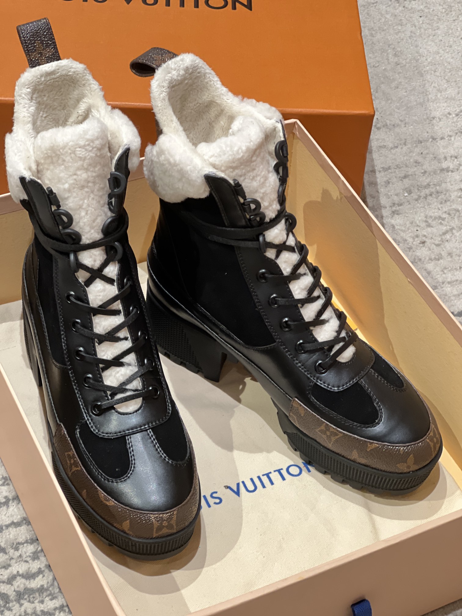 Bagsaaa L0vis Vvtt0n Laureate platform desert boot in black