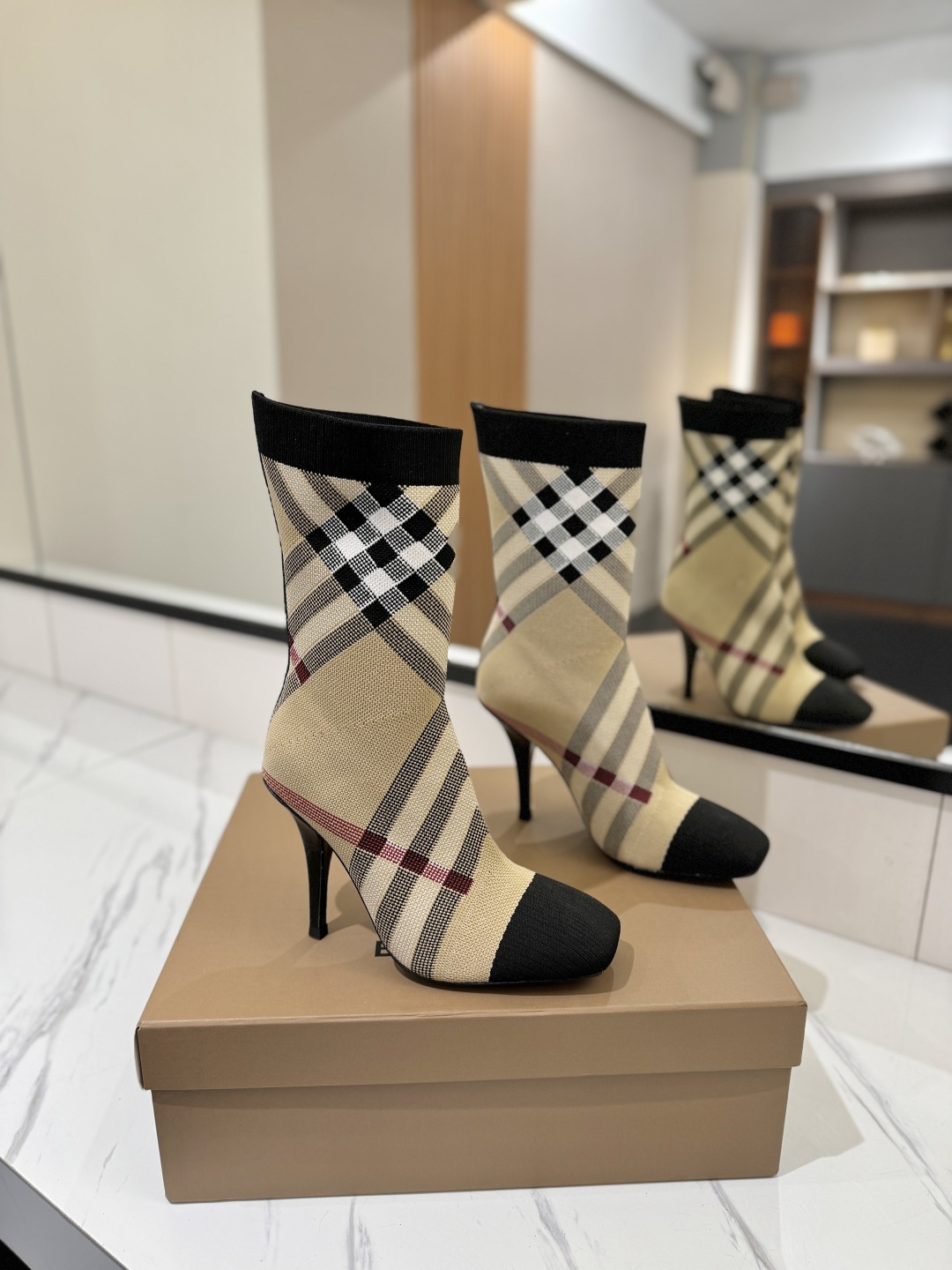 Bagsaaa Bv*b*rry check-pattern knit sock ankle boots beige