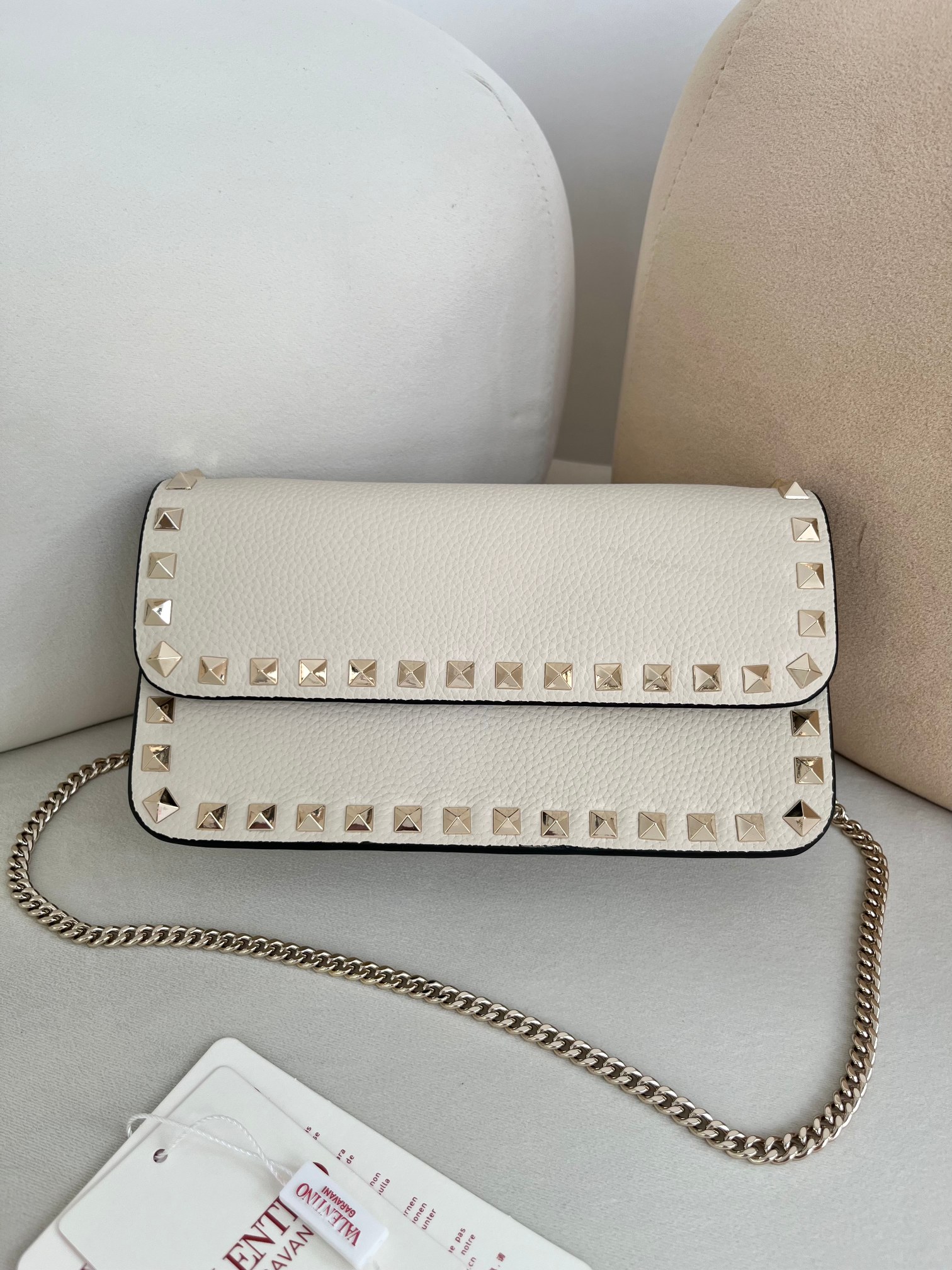Bagsaaa Va1e*ntin0 Garavani Rockstud WOC in white grainy - 21cm
