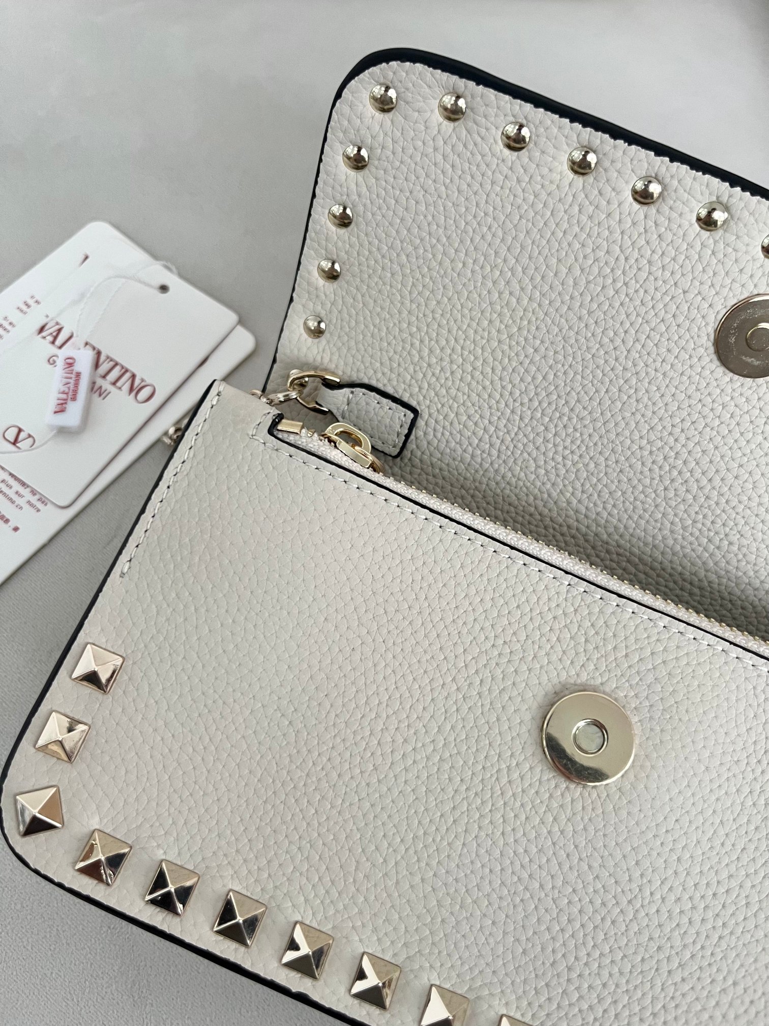 Bagsaaa Va1e*ntin0 Garavani Rockstud WOC in white grainy - 21cm