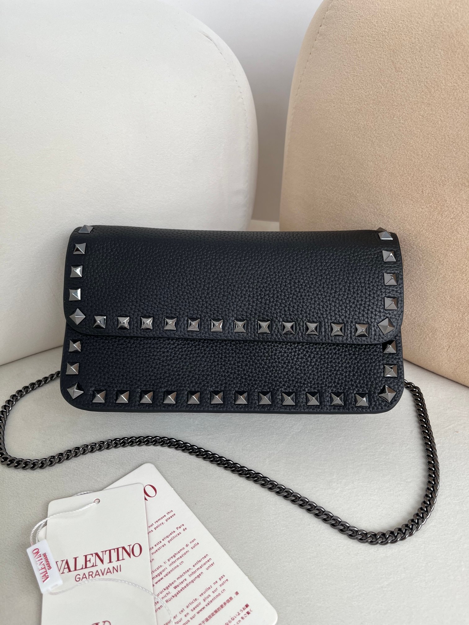 Bagsaaa Va1e*ntin0 Garavani Rockstud WOC in black grainy - 21cm