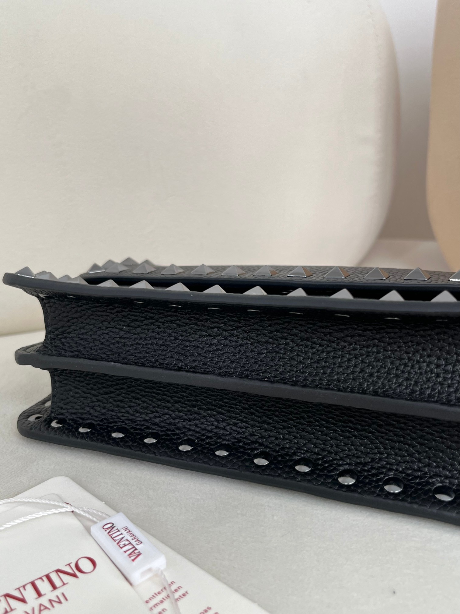 Bagsaaa Va1e*ntin0 Garavani Rockstud WOC in black grainy - 21cm