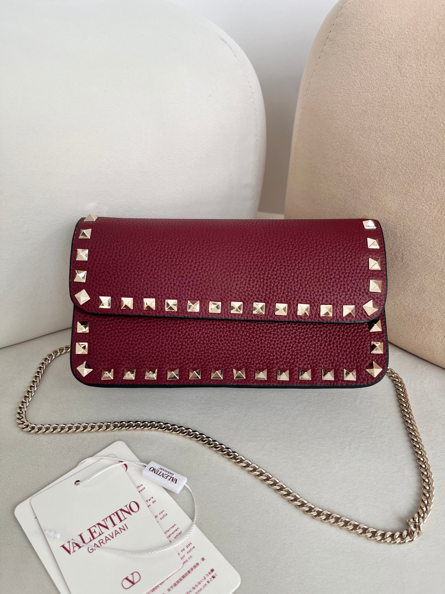 Bagsaaa Va1e*ntin0 Garavani Rockstud WOC in red grainy - 21cm