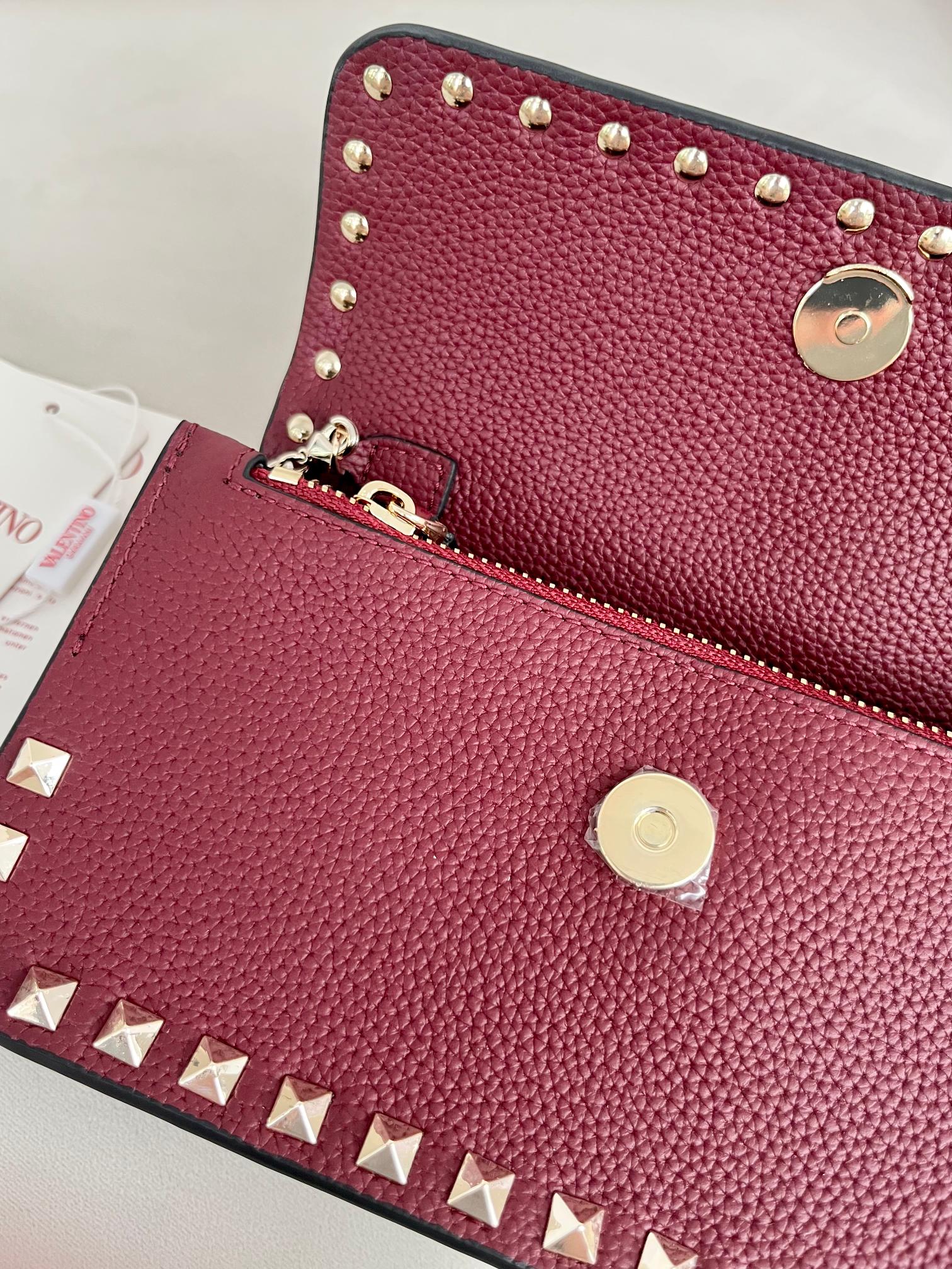 Bagsaaa Va1e*ntin0 Garavani Rockstud WOC in red grainy - 21cm