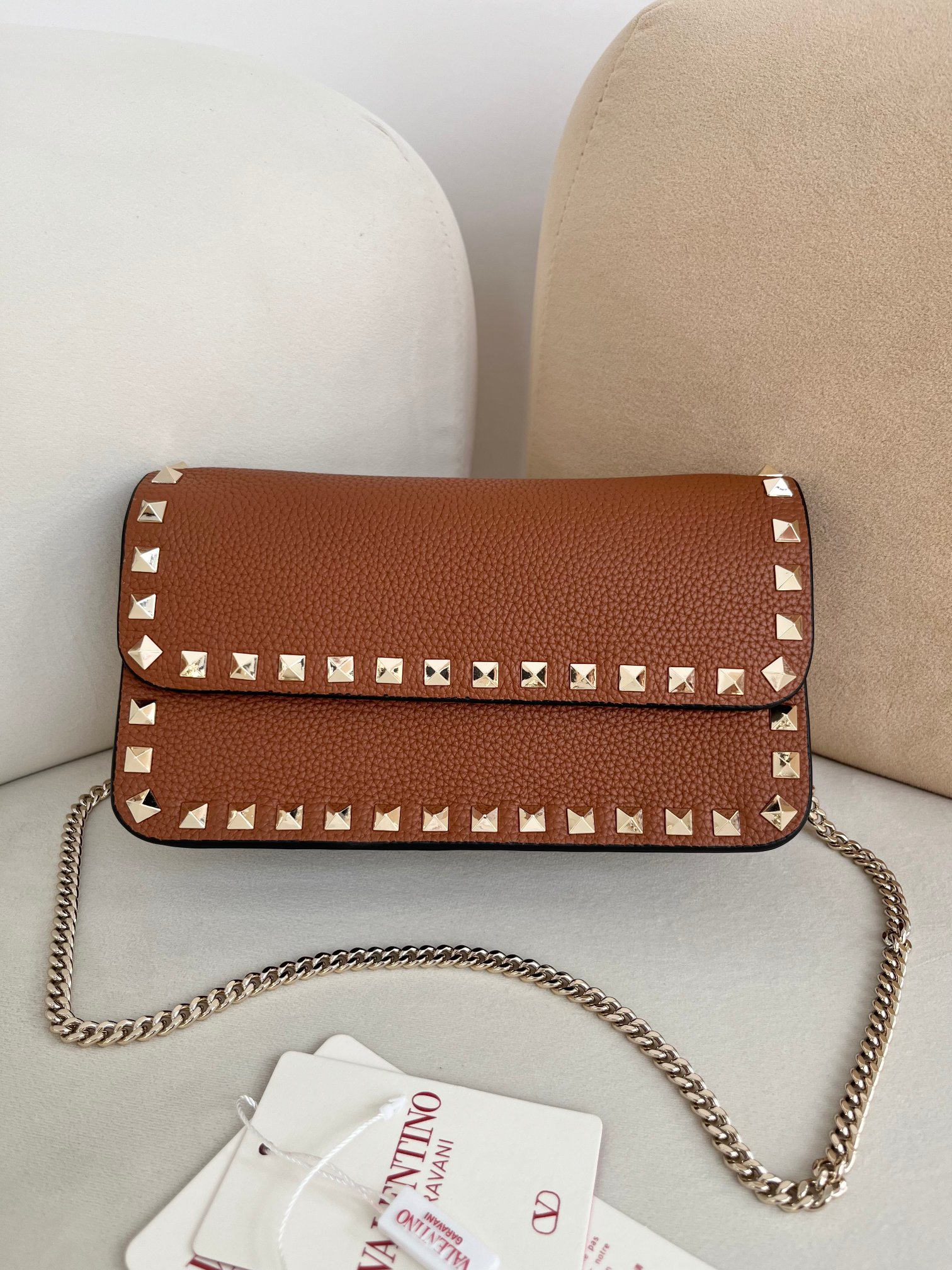 Bagsaaa Va1e*ntin0 Garavani Rockstud WOC in brown grainy - 21cm