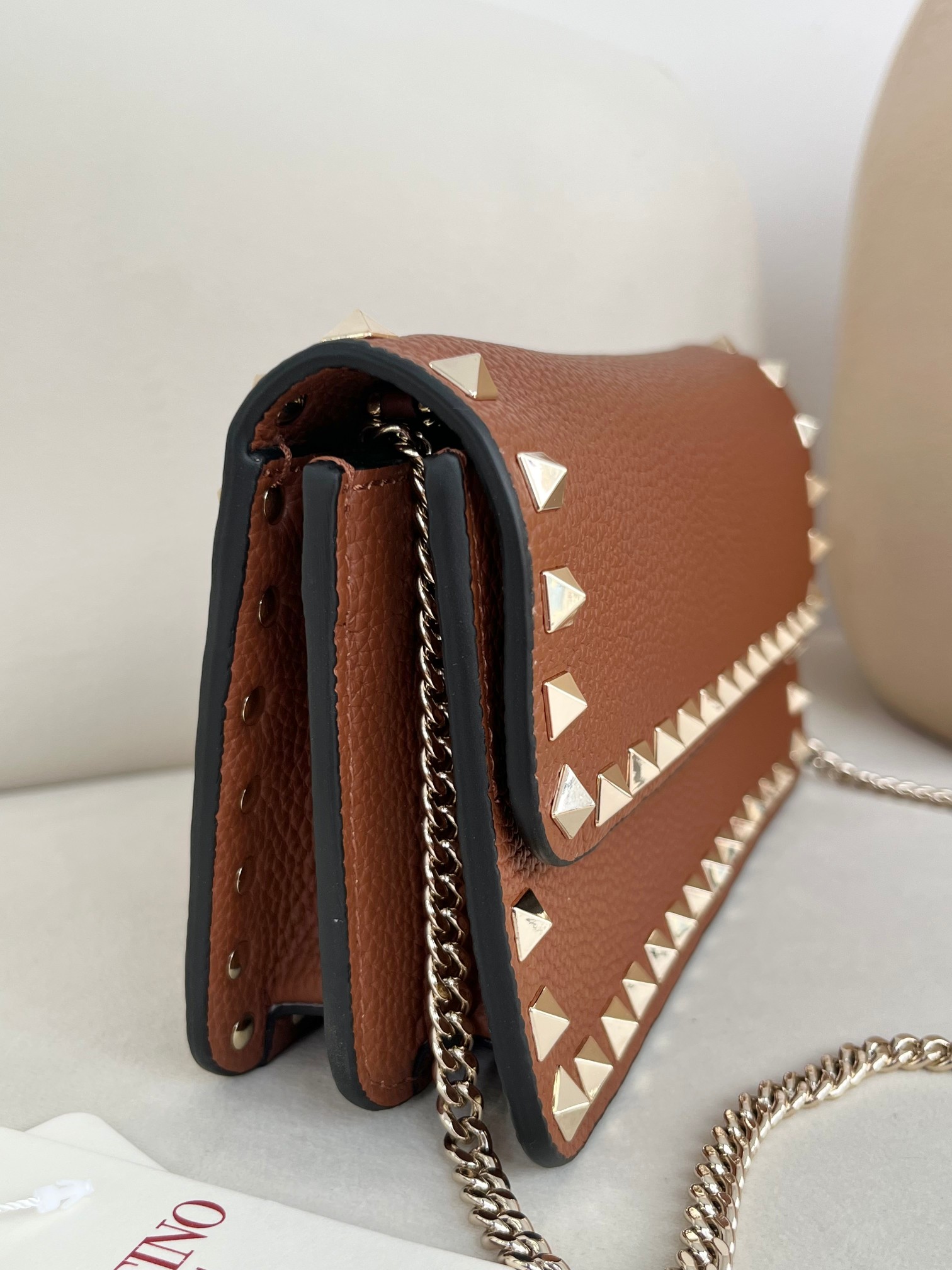 Bagsaaa Va1e*ntin0 Garavani Rockstud WOC in brown grainy - 21cm