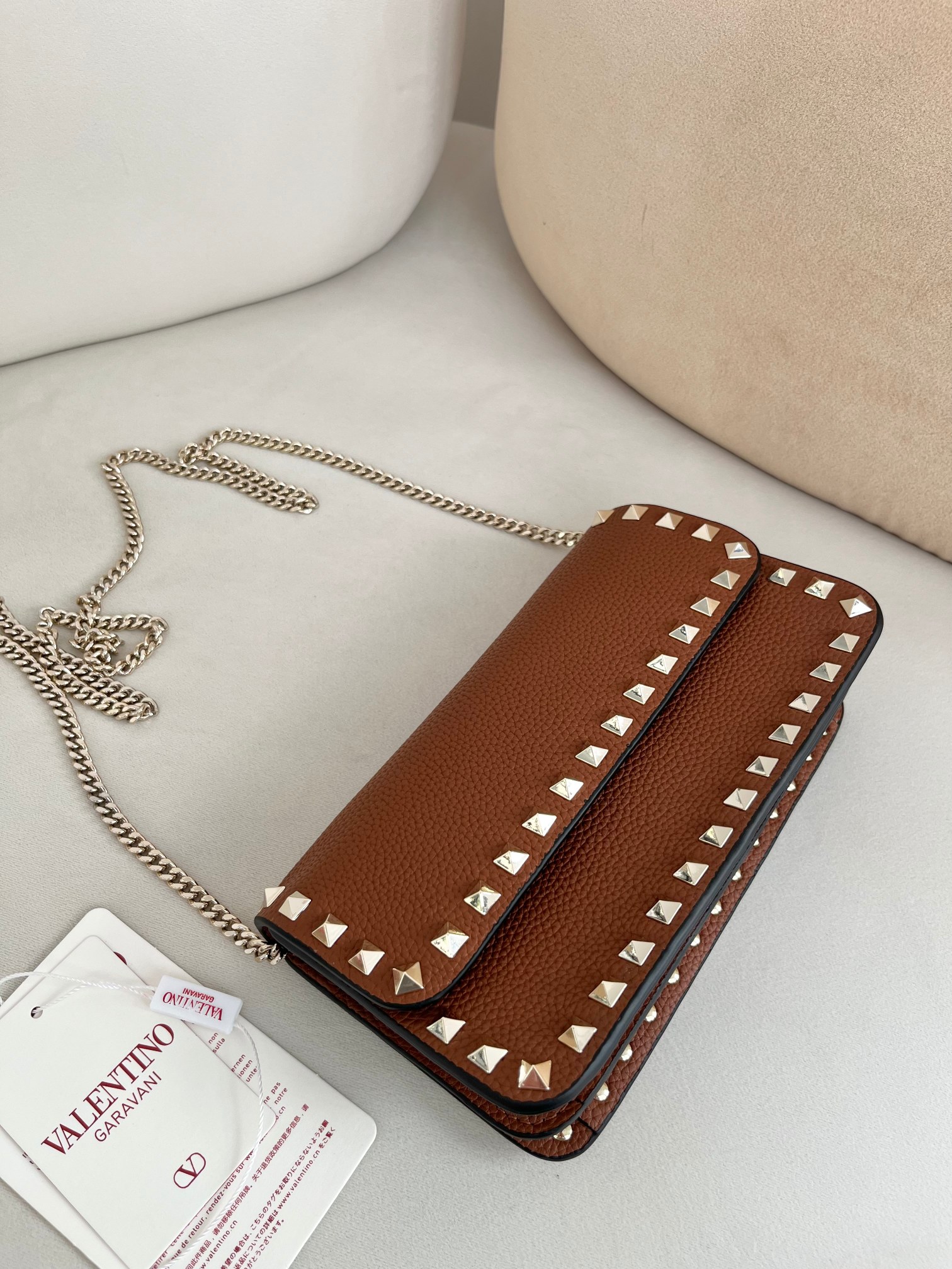 Bagsaaa Va1e*ntin0 Garavani Rockstud WOC in brown grainy - 21cm