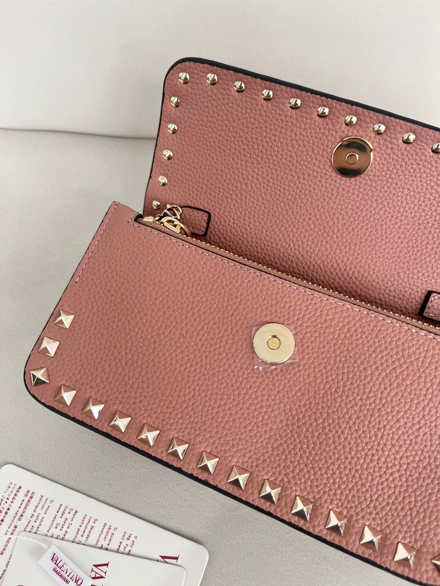 Bagsaaa Va1e*ntin0 Garavani Rockstud WOC in pink grainy - 21cm
