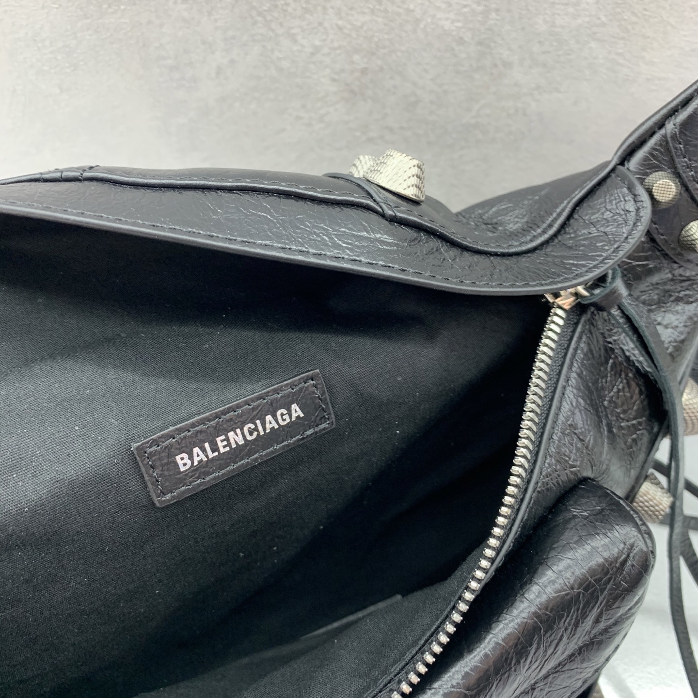 Bagsaaa Ba1en*iaga Le Cagole leather belt bag in black & silver - 42cm