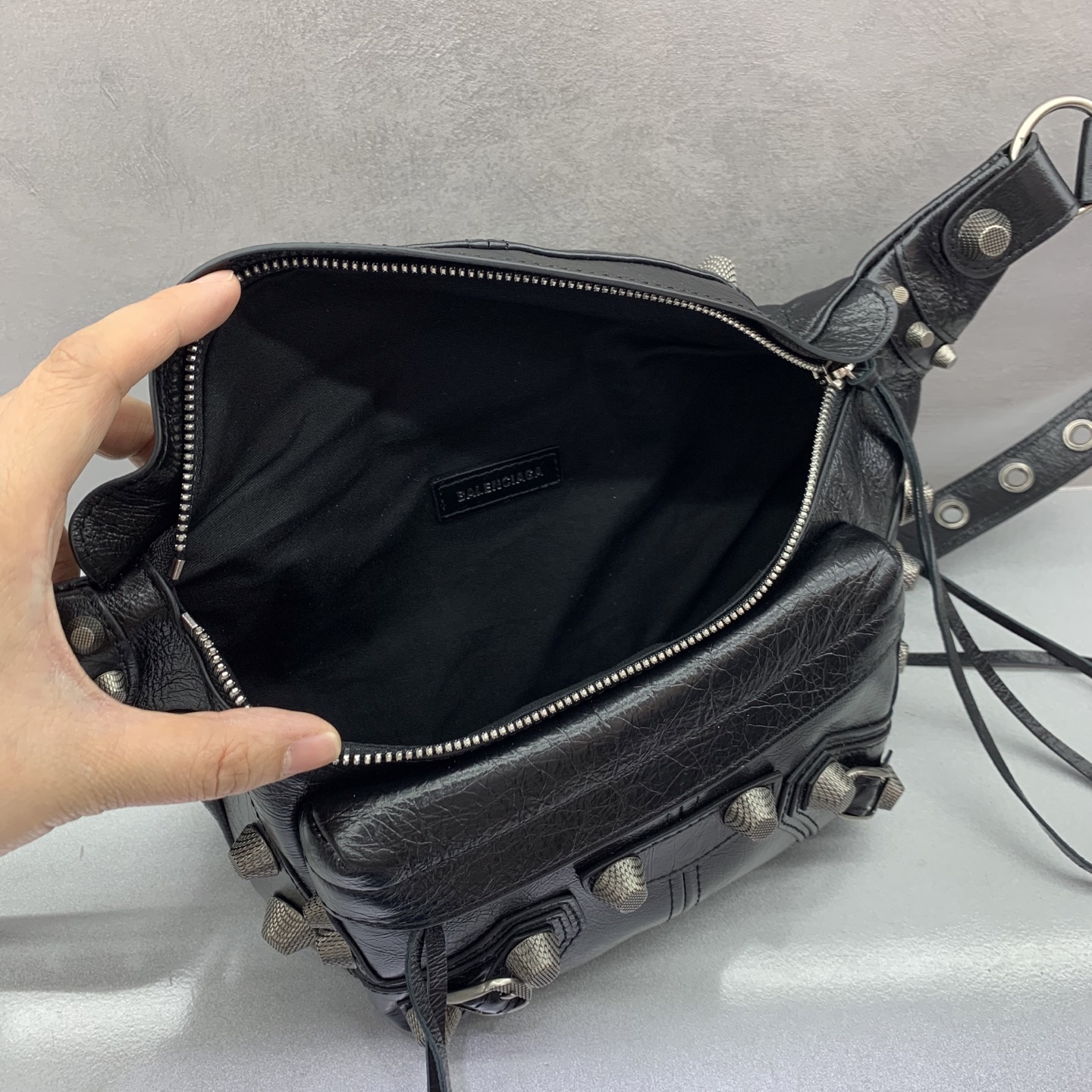 Bagsaaa Ba1en*iaga Le Cagole leather belt bag in black & silver - 42cm