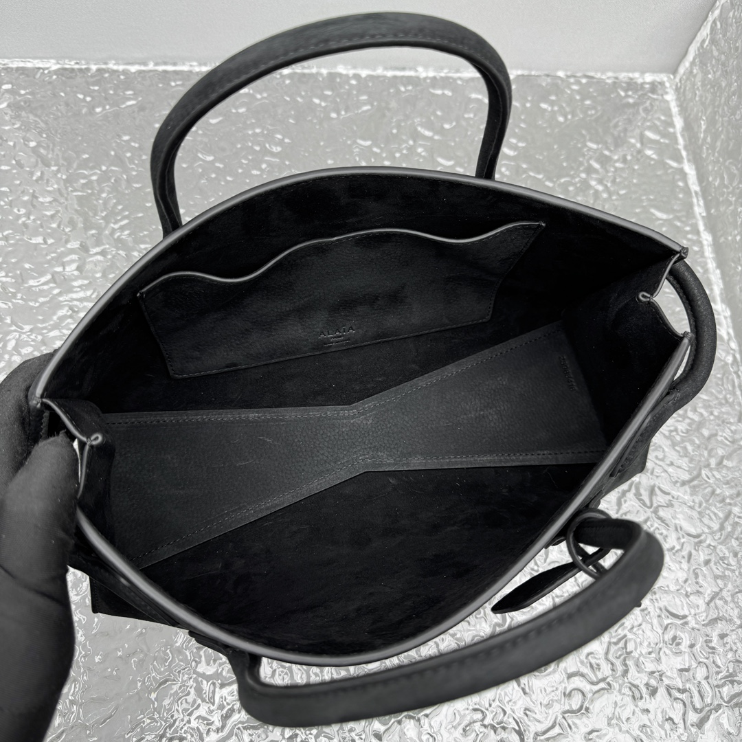 Bagsaaa Alaïa Le Teckel tote bag in black suede - 30cm