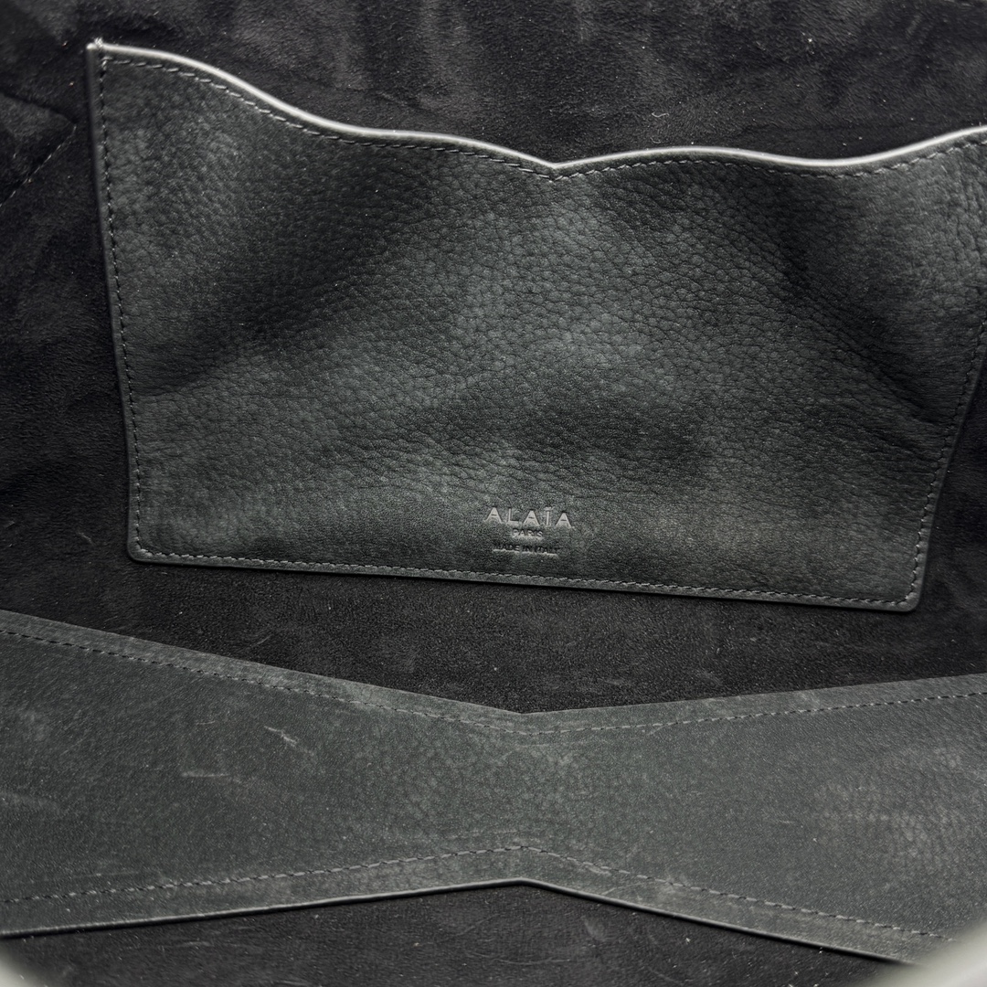 Bagsaaa Alaïa Le Teckel tote bag in black suede - 30cm
