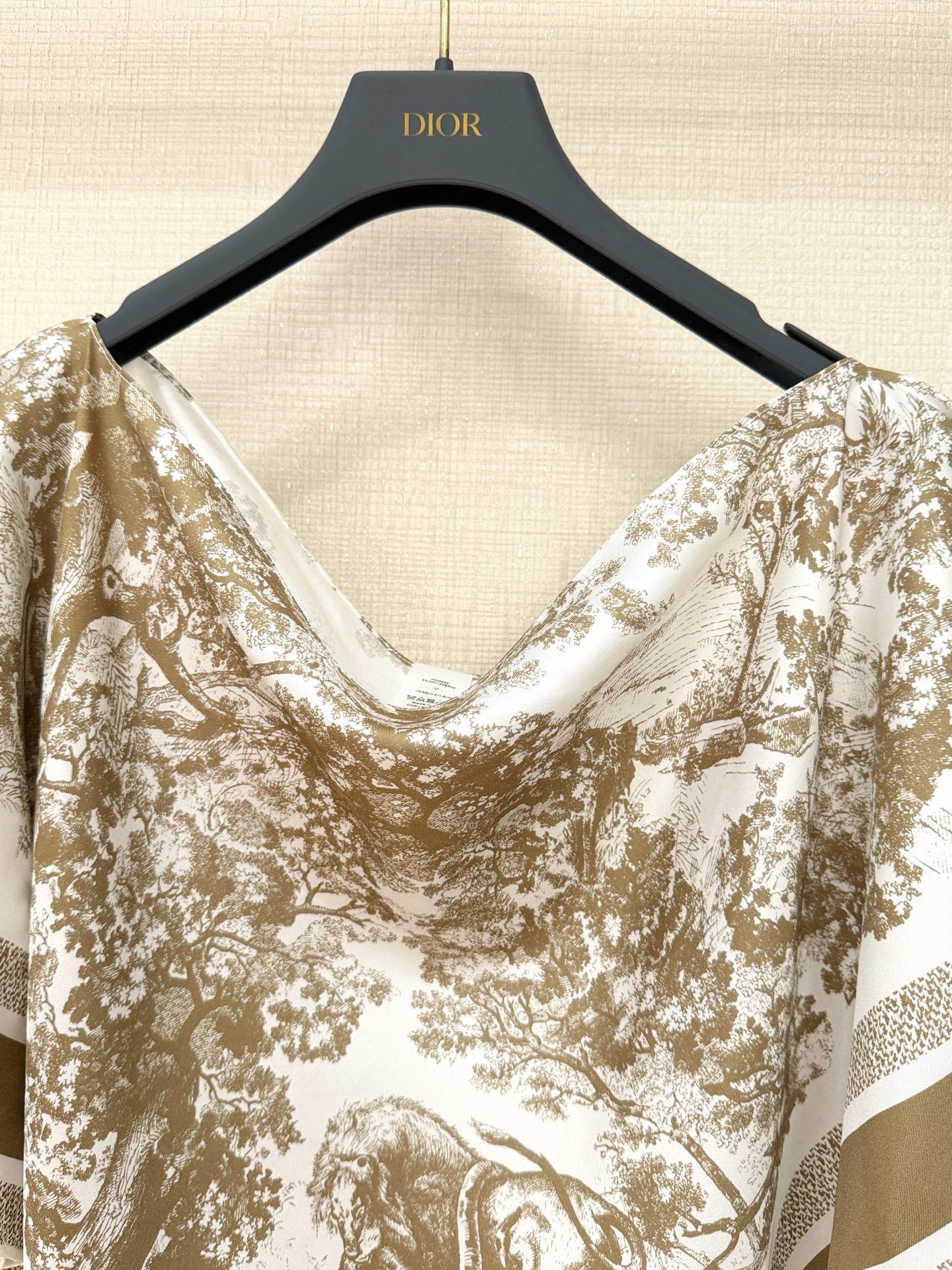Bagsaaa D10r Toile de Jouy Sauvage D10r Silk Top Ecru and Beige Silk Twill - 130 x 66 cm