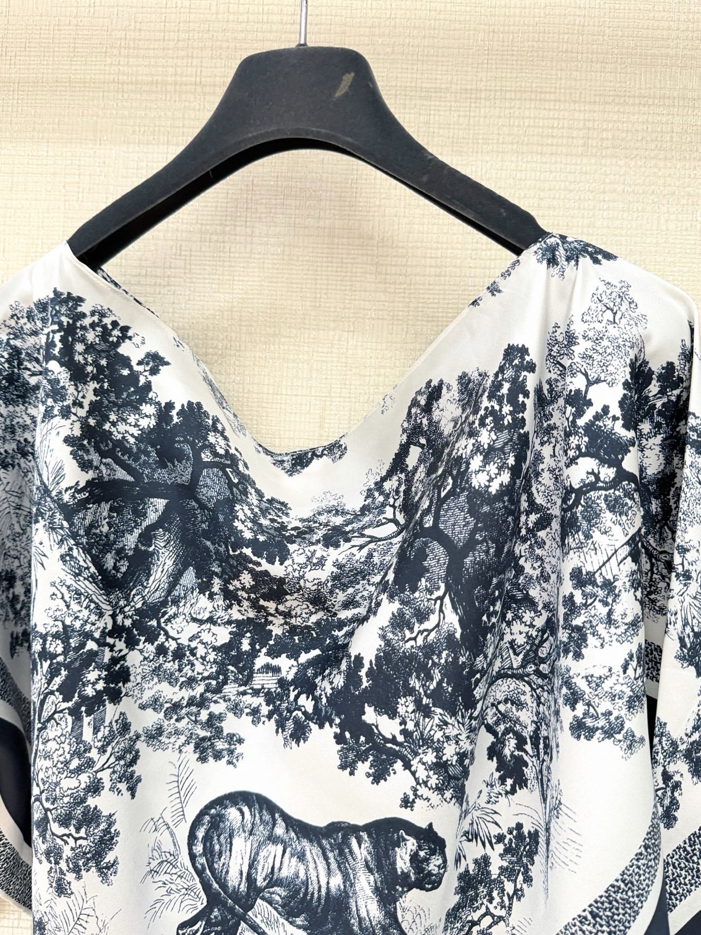 Bagsaaa D10r Toile de Jouy Sauvage D10r Silk Top Ecru and Navy Blue Silk Twill - 130 x 66 cm