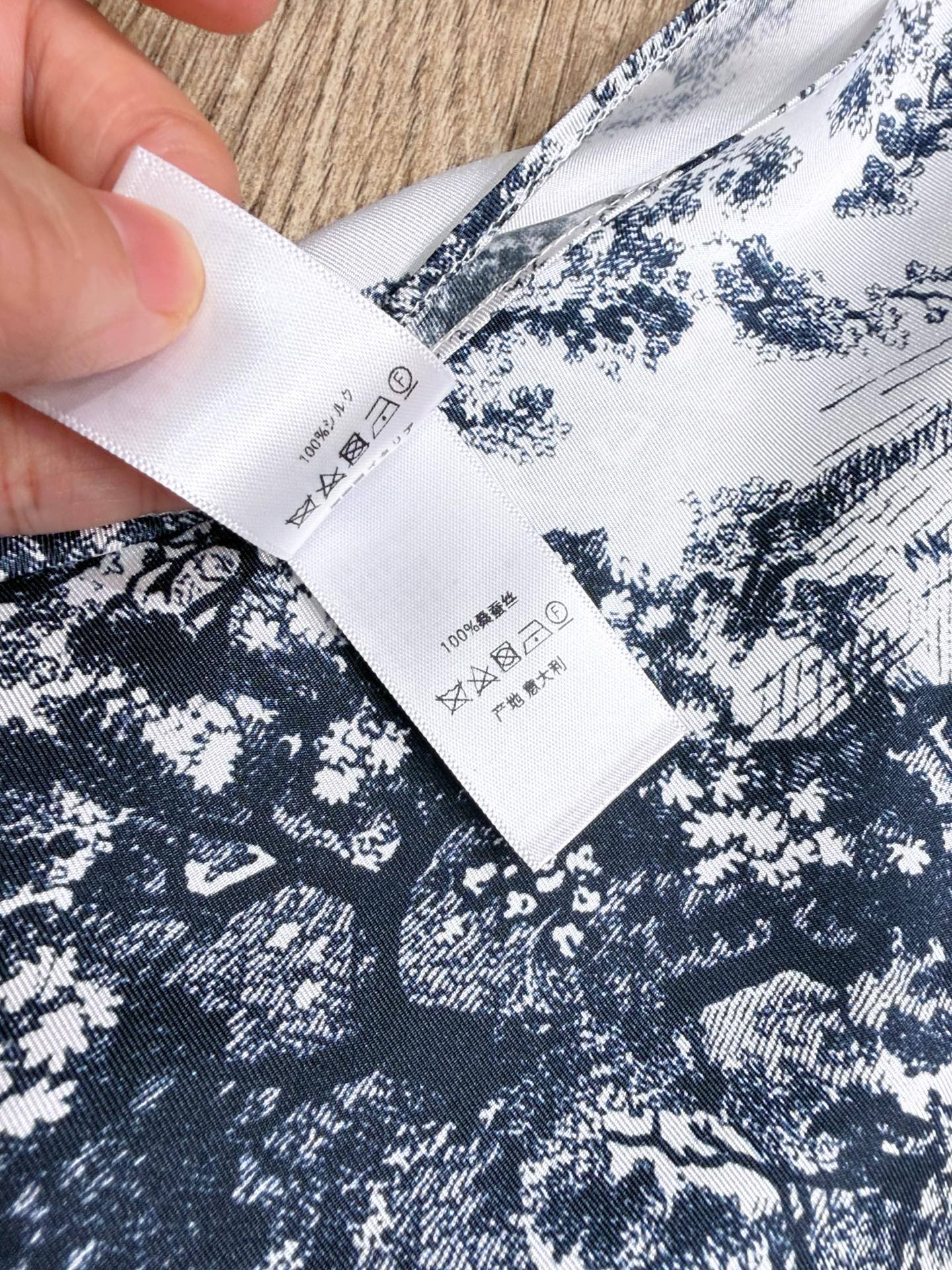 Bagsaaa D10r Toile de Jouy Sauvage D10r Silk Top Ecru and Navy Blue Silk Twill - 130 x 66 cm