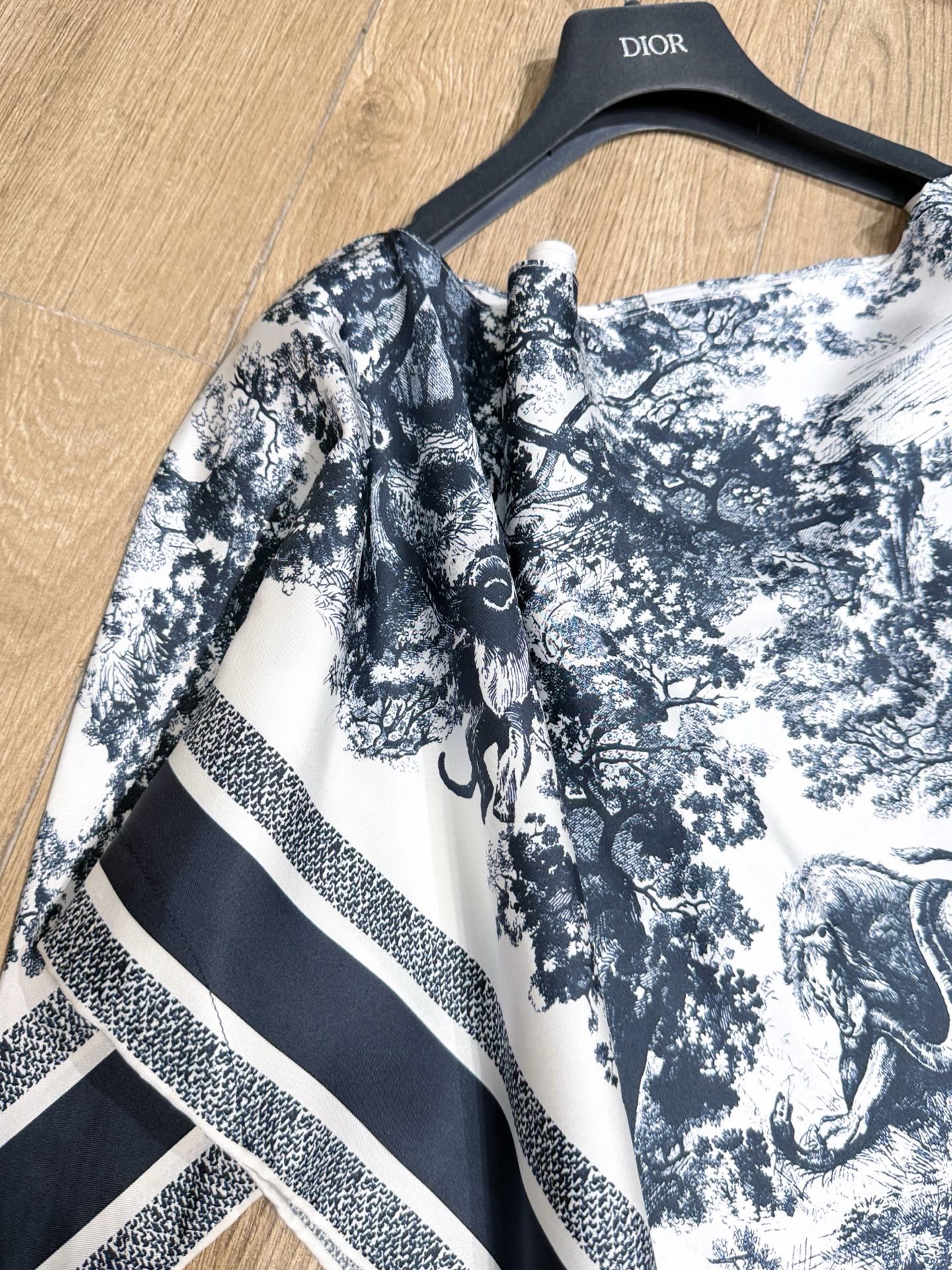 Bagsaaa D10r Toile de Jouy Sauvage D10r Silk Top Ecru and Navy Blue Silk Twill - 130 x 66 cm