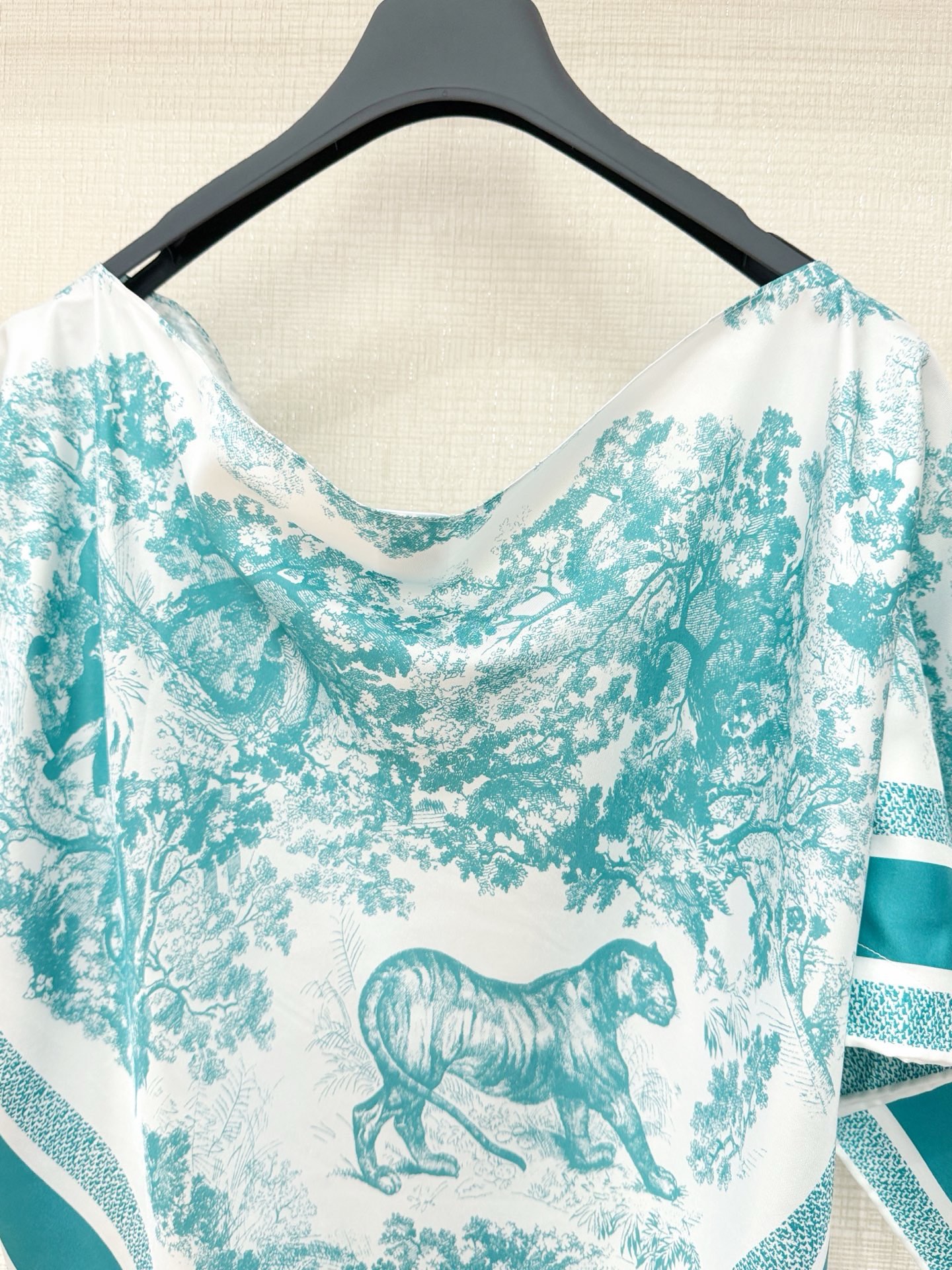Bagsaaa D10r Toile de Jouy Sauvage D10r Silk Top Ecru and turquoise Silk Twill - 130 x 66 cm