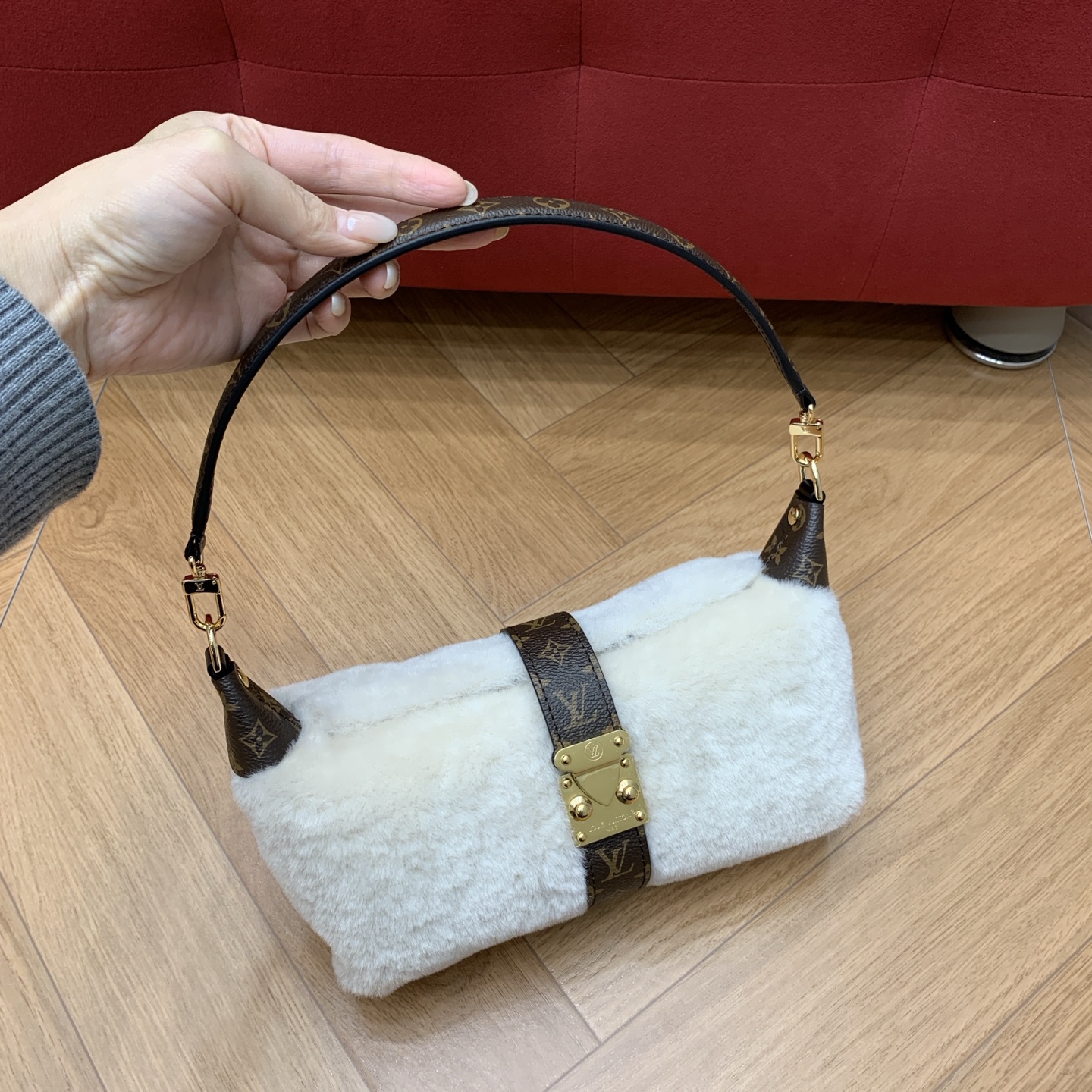 Bagsaaa LV M26245 Pochette Mia cream shearling - 22cm