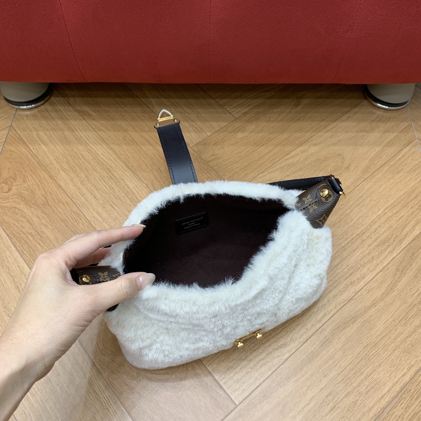 Bagsaaa LV M26245 Pochette Mia cream shearling - 22cm