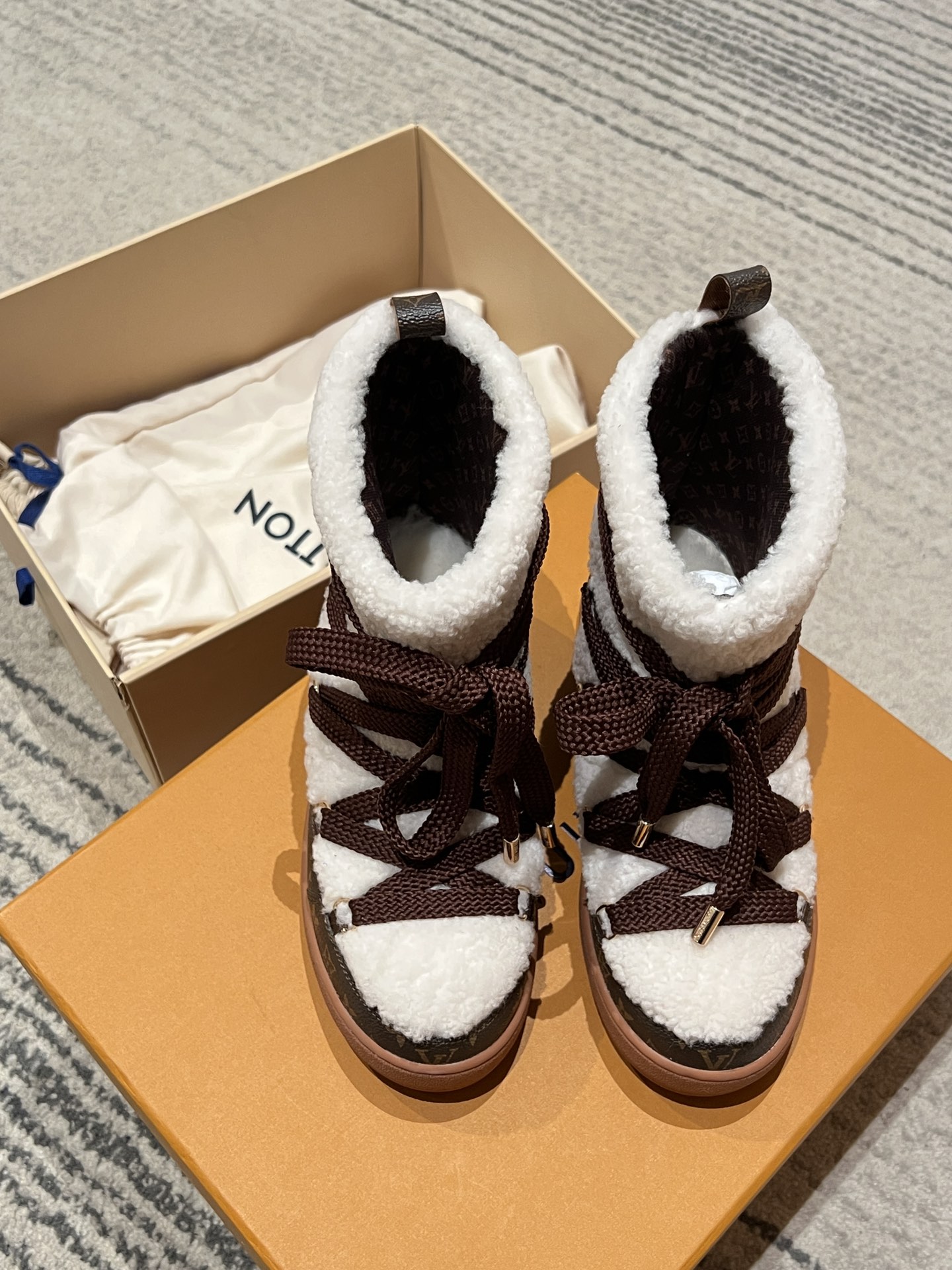Bagsaaa L0vis Vvtt0n LV Cloud Lace-Up Ankle Boot Sneaker cream shearling