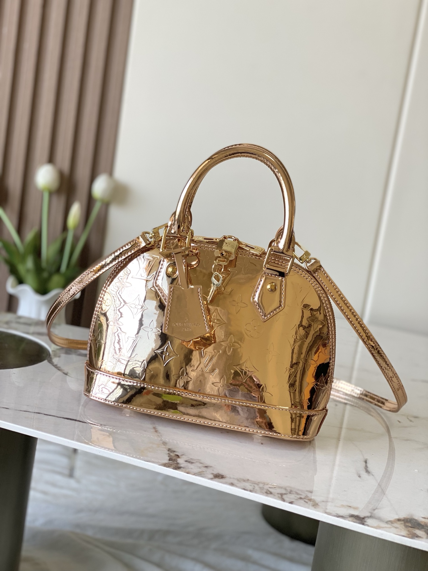 Bagsaaa L0vis Vvtt0n Alma BB handbag in a metallic copper finish gold - 23.5cm